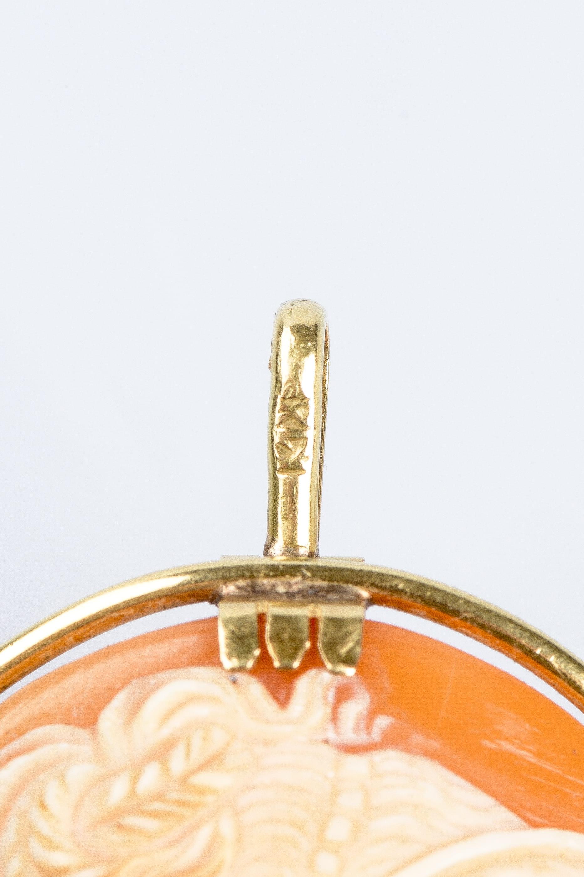 Vintage brooch in 18 carat yellow gold decorated with a cameo 9