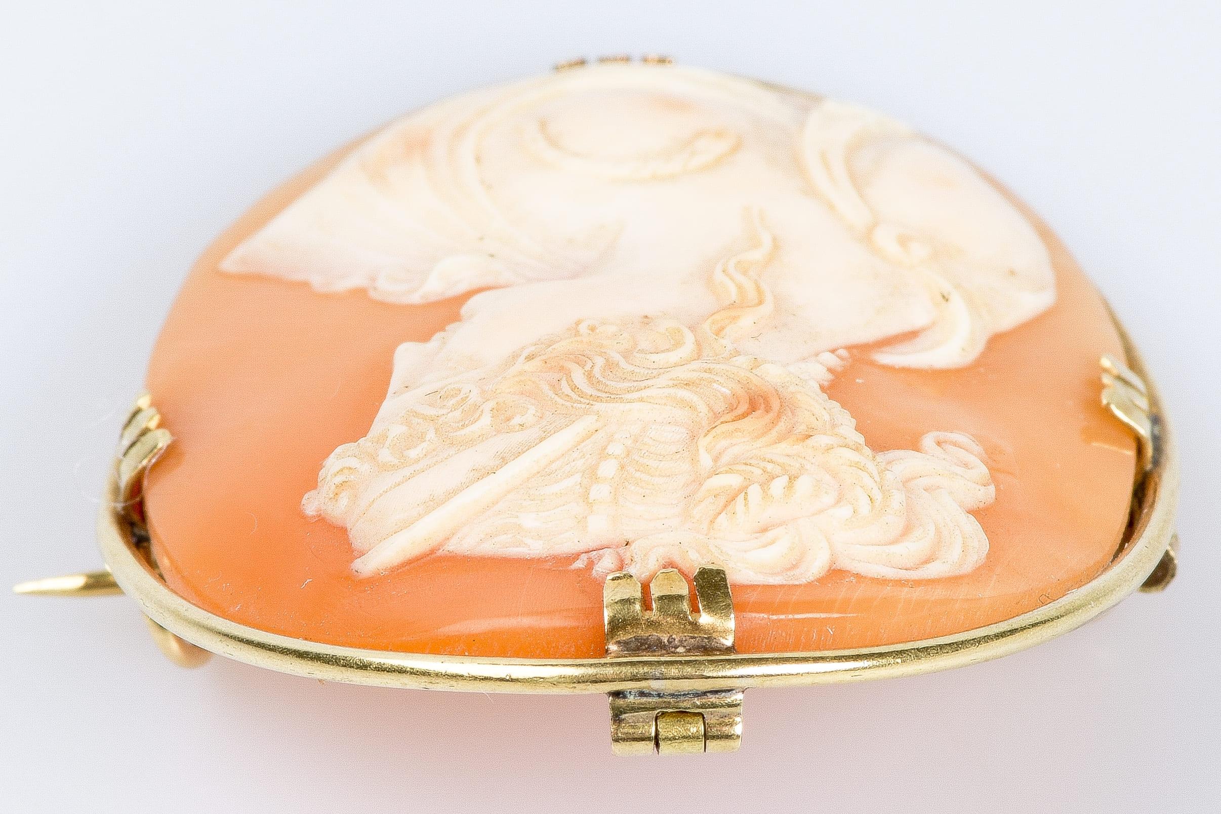 Women's Vintage brooch in 18 carat yellow gold decorated with a cameo
