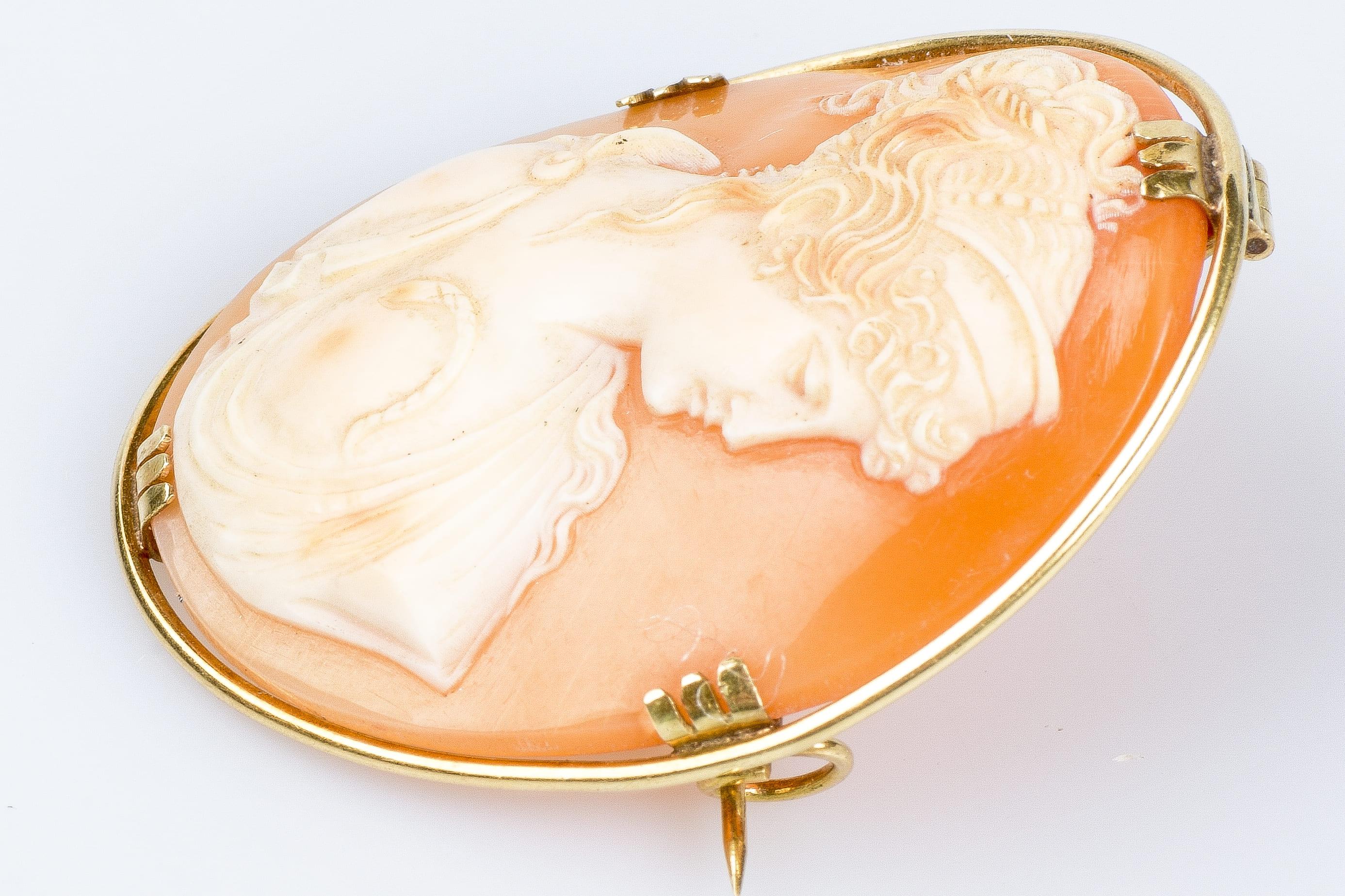 Vintage brooch in 18 carat yellow gold decorated with a cameo 1