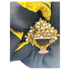 Vintage brooch in the shape of a flower basket, emerald rhinestone USA 1940s 