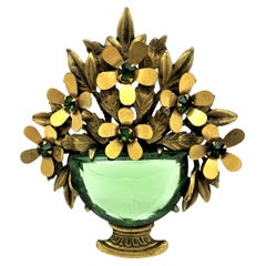 Vintage brooch in the shape of a flower basket, emerald rhinestone USA 1940s 