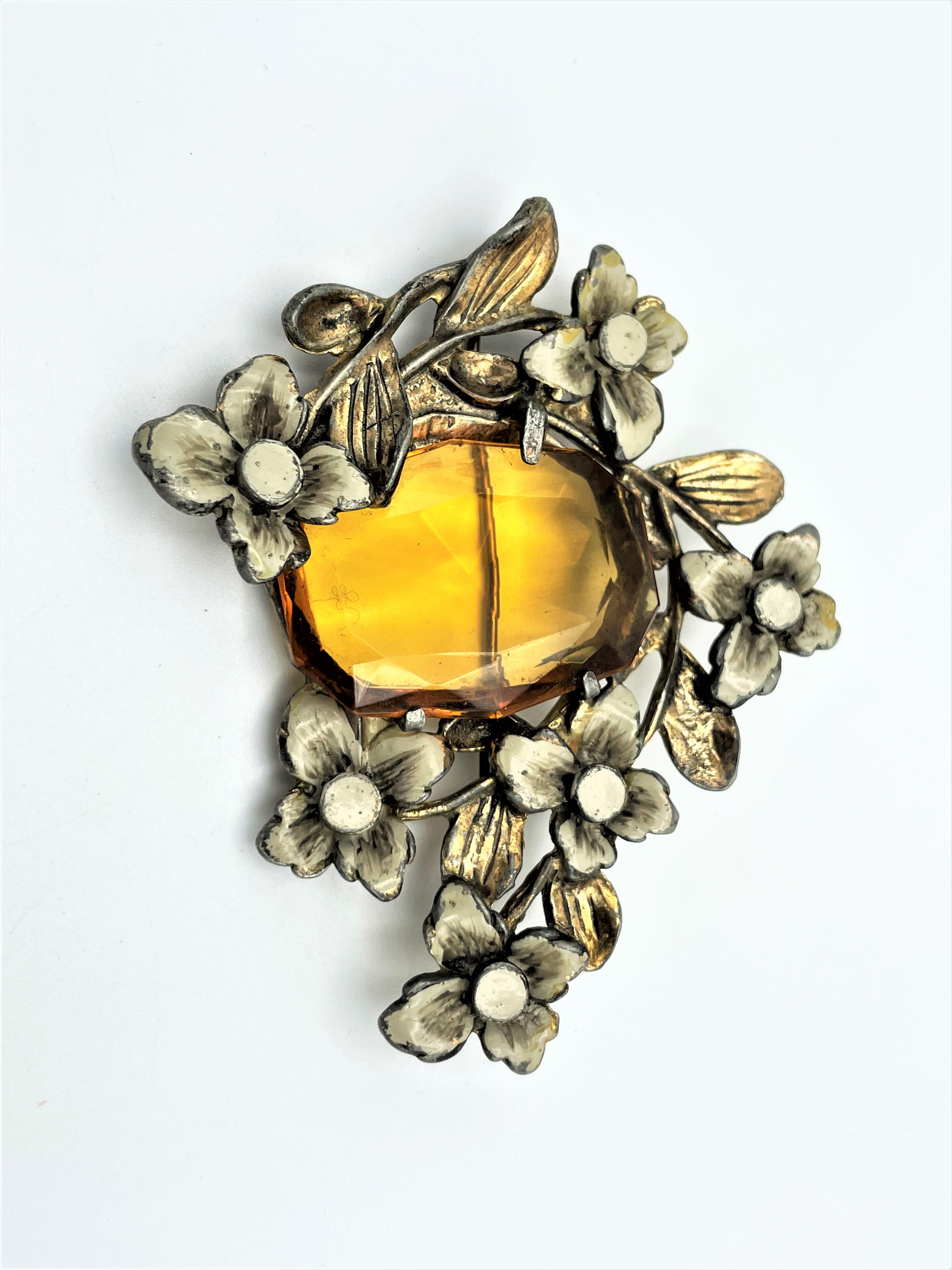 Modern Vintage brooch with large honey colored rhinestone surrounded with flower 1940s For Sale