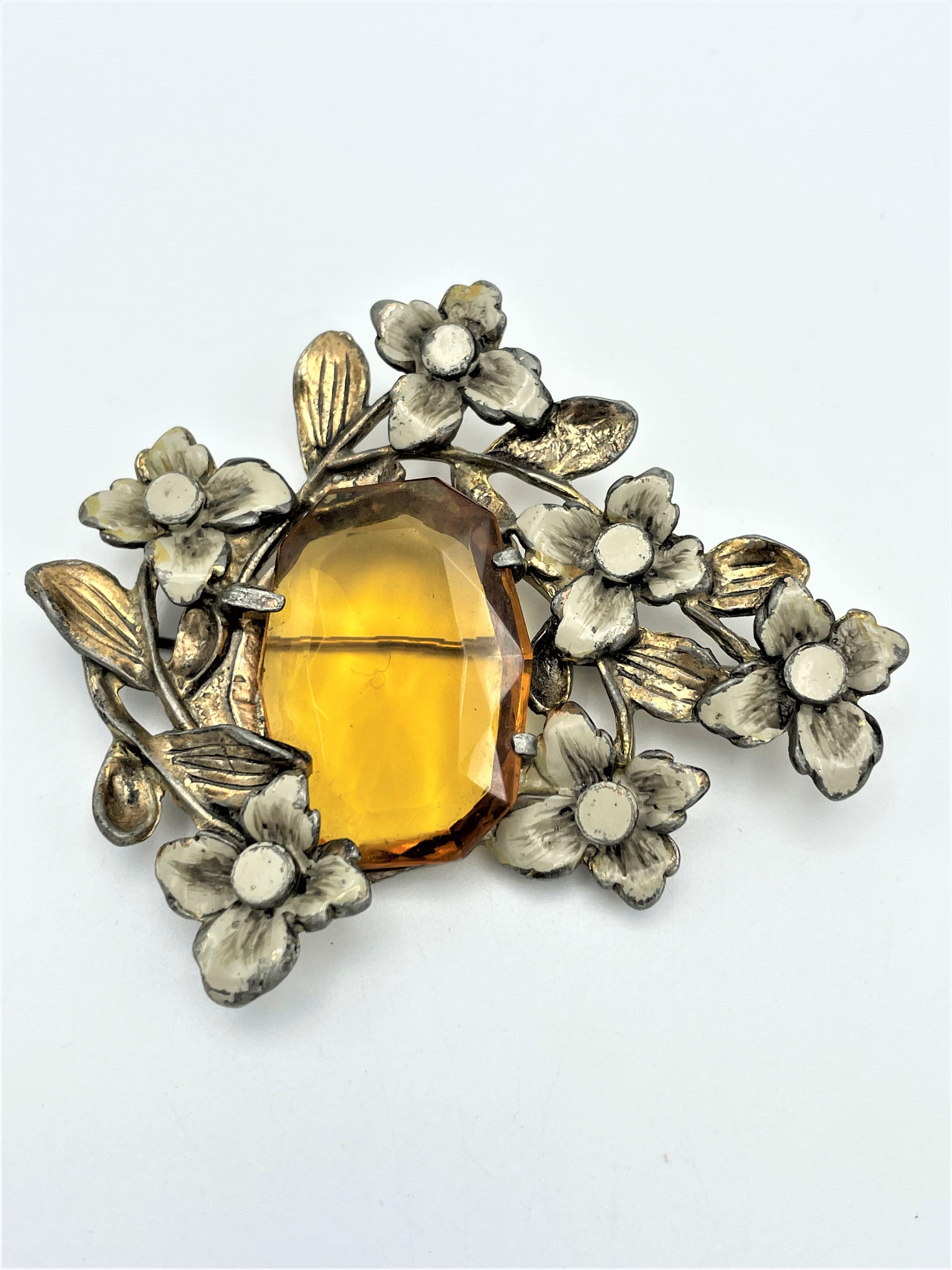Vintage brooch with large honey colored rhinestone surrounded with flower 1940s In Good Condition For Sale In Stuttgart, DE