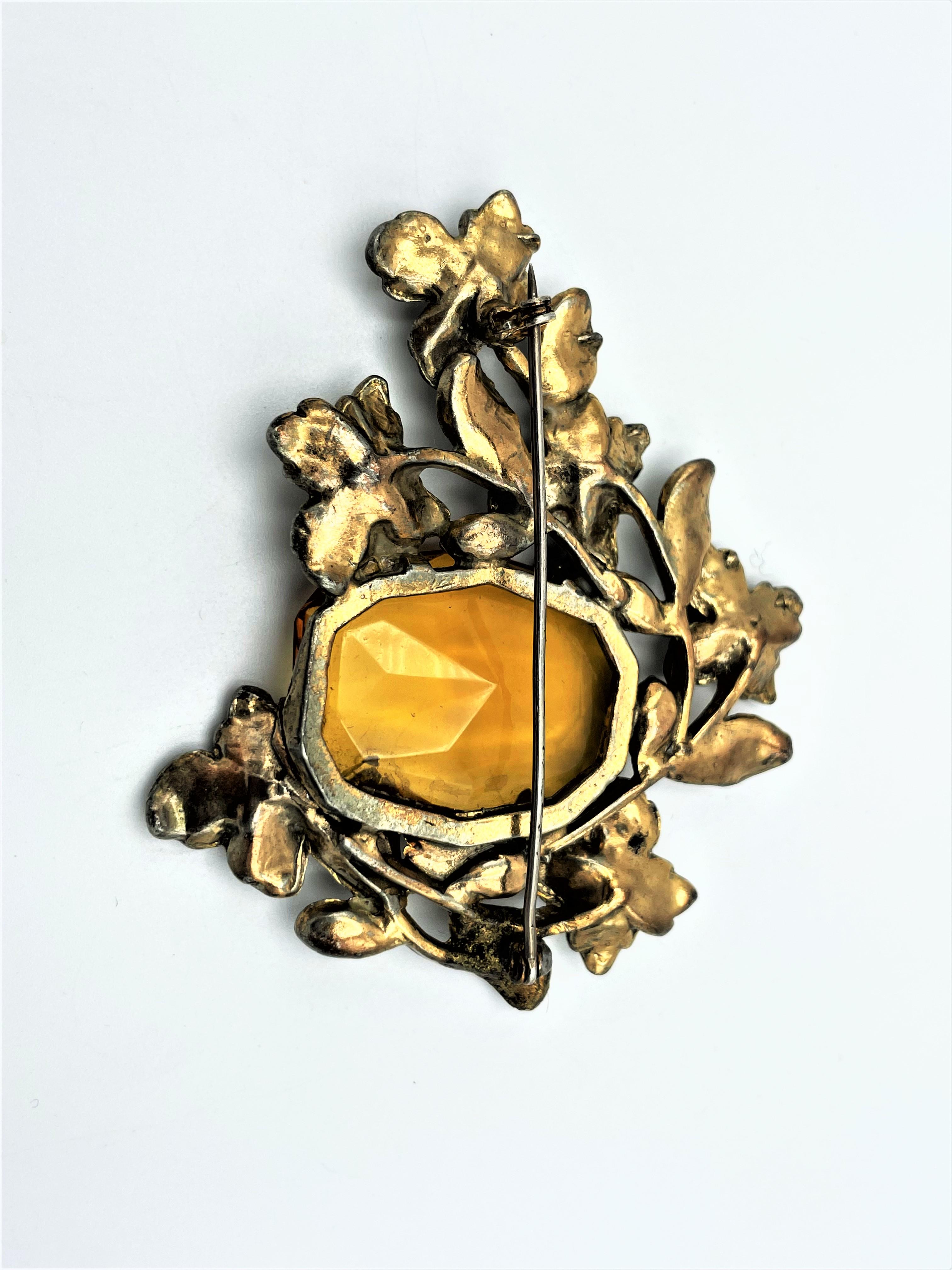 Women's Vintage brooch with large honey colored rhinestone surrounded with flower 1940s For Sale
