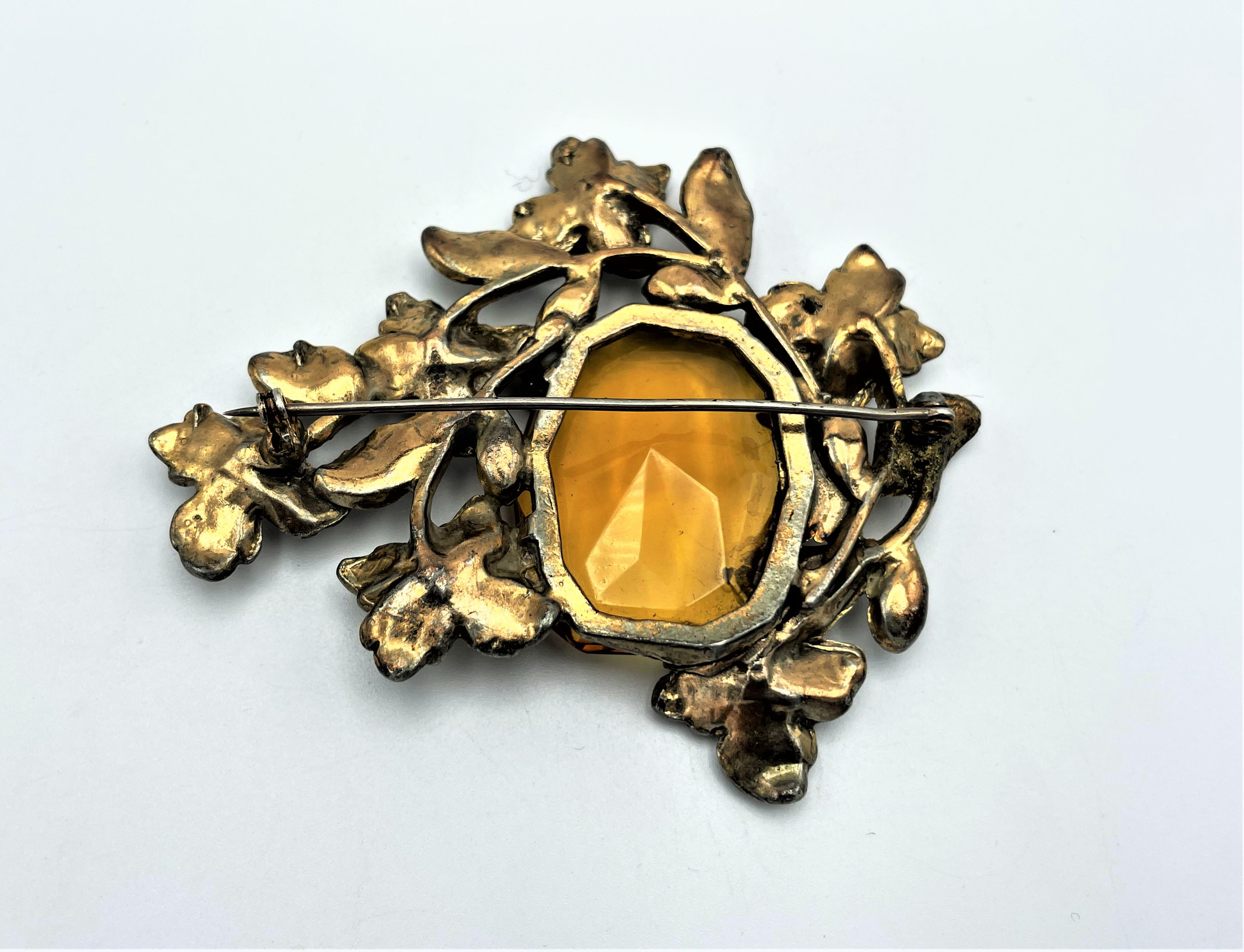 Vintage brooch with large honey colored rhinestone surrounded with flower 1940s For Sale 1
