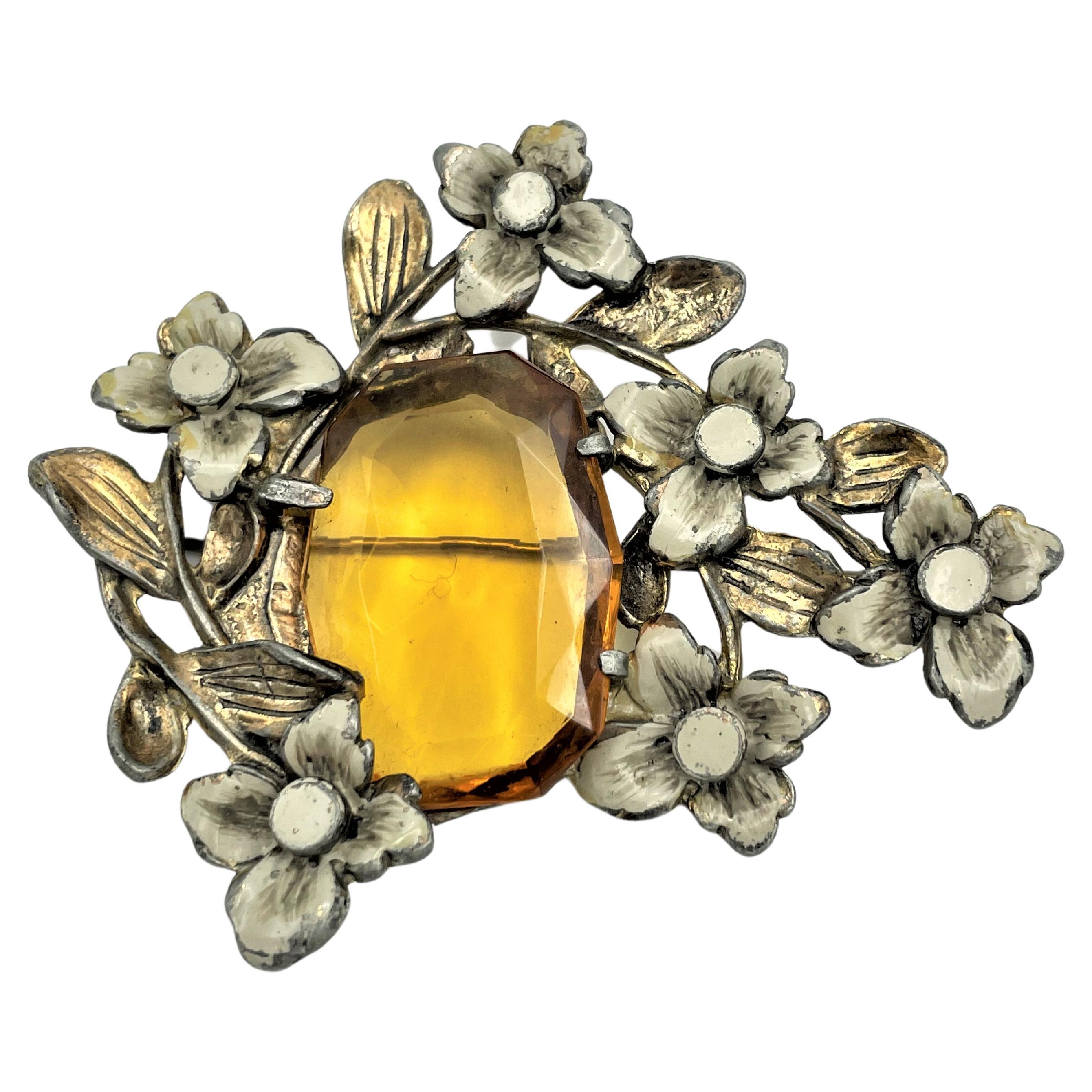 Vintage brooch with large honey colored rhinestone surrounded with flower 1940s For Sale