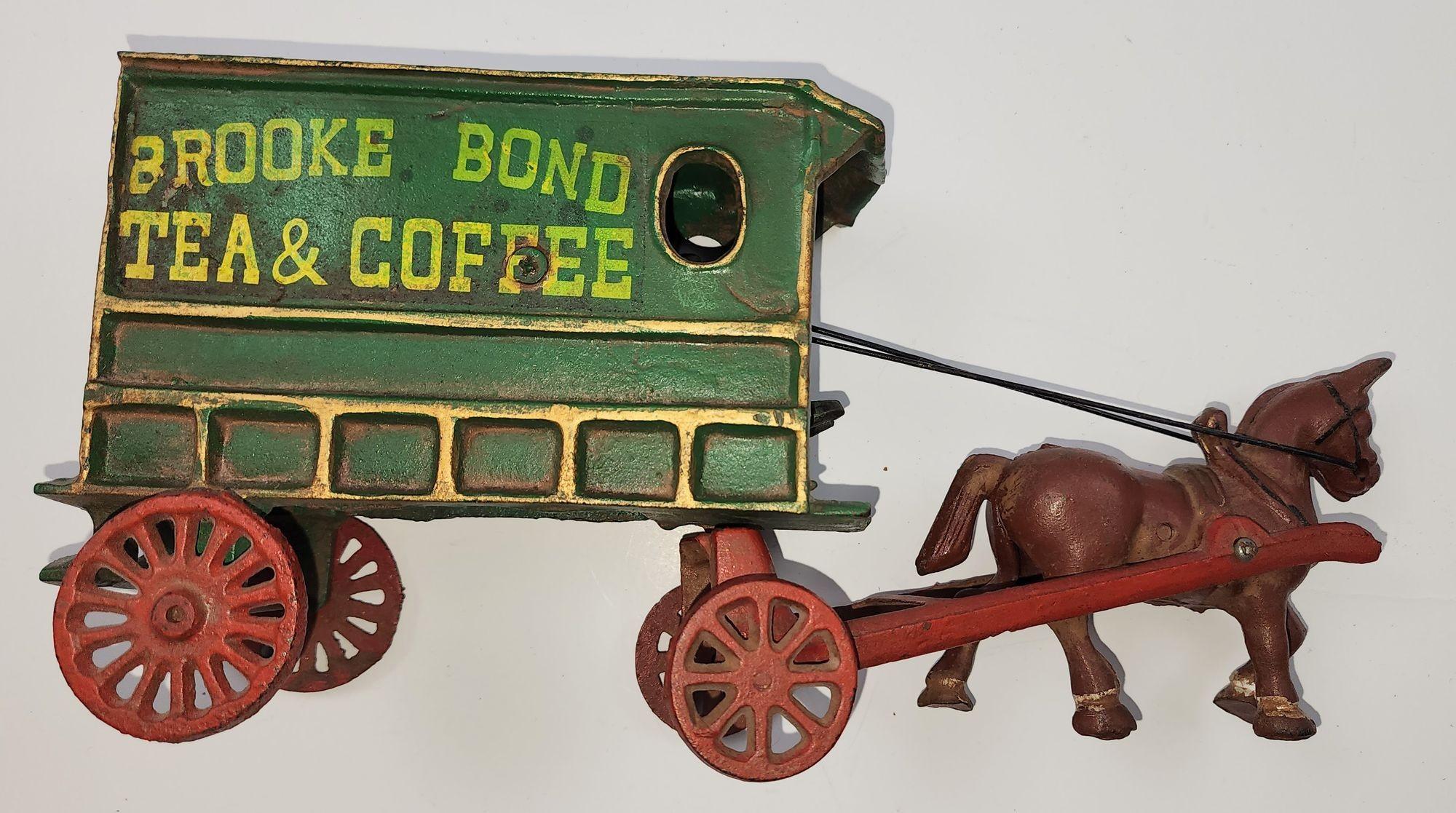 Vintage Brooke Bond Tea and Coffee Cast Iron Horse and Wagon with Driver In Good Condition For Sale In North Hollywood, CA