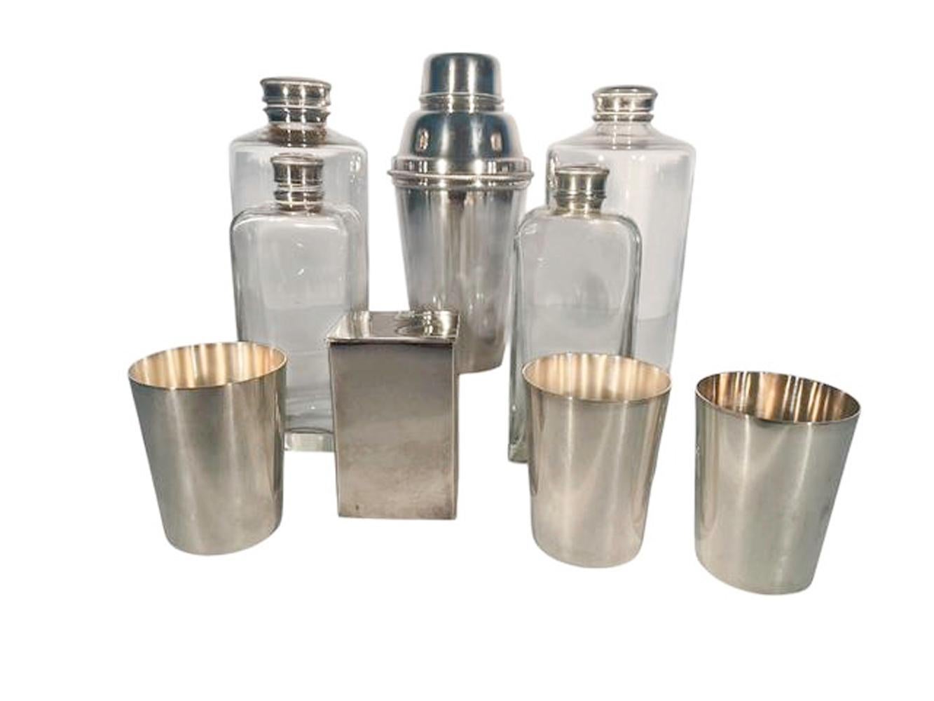 Set de cocktail de voyage du milieu du 20e siècle, fabriqué en Angleterre pour Brooks Brothers. Un étui en cuir de vachette fauve avec intérieur en daim ajusté contient des articles de bar en argent et en verre, notamment un shaker à cocktail, des
