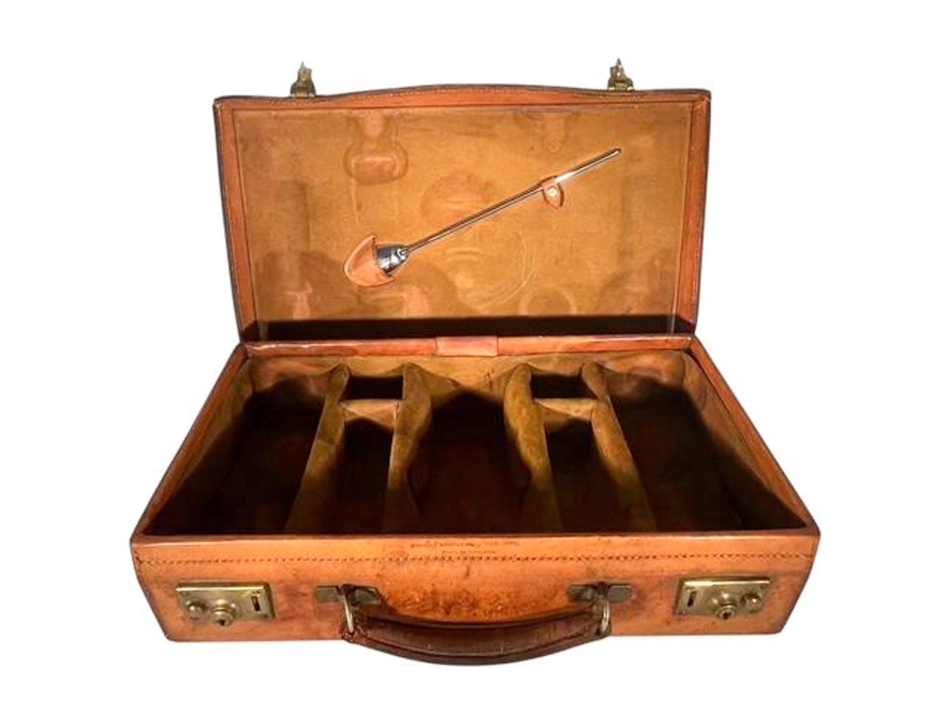 Anglais Vintage By. Set de voyage pour cocktails en argent et en verre dans un étui en cuir en vente