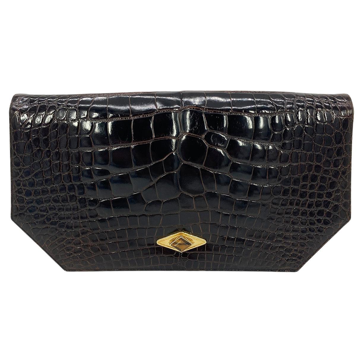 Judith Leiber Braune Alligator-Clutch im Angebot