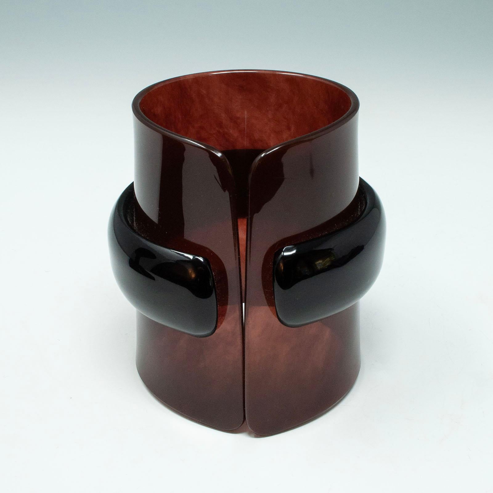 Manchette vintage en fausse tortue Lucite marron et noire

Cette manchette en lucite est composée d'une fausse écaille de tortue et d'une épaisse bande de lucite noire autour du centre. Le diamètre intérieur est de 2,5 pouces et la largeur ou la