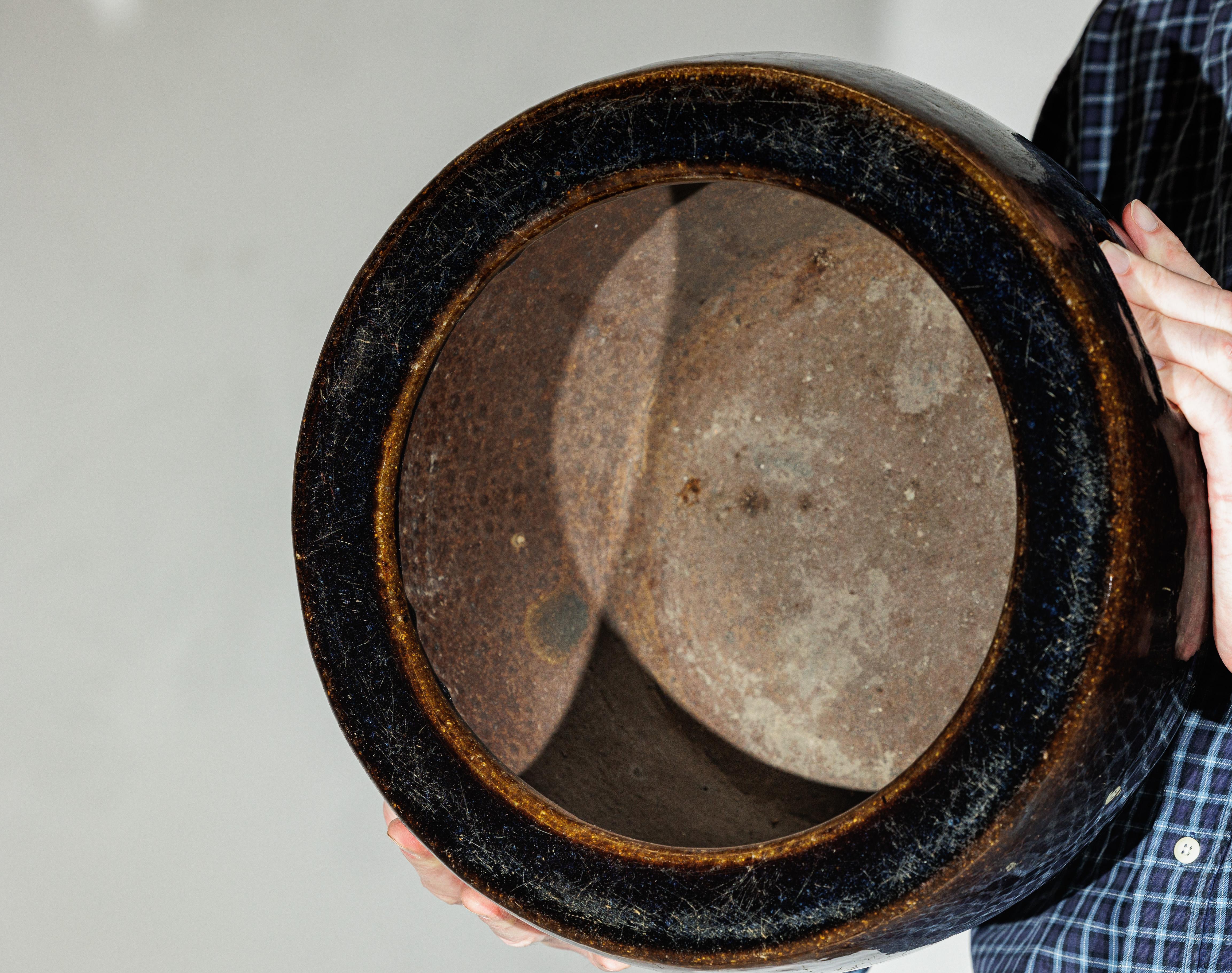 Vaso cinese d'epoca in gres smaltato marrone e blu con labbro arrotondato in vendita 6