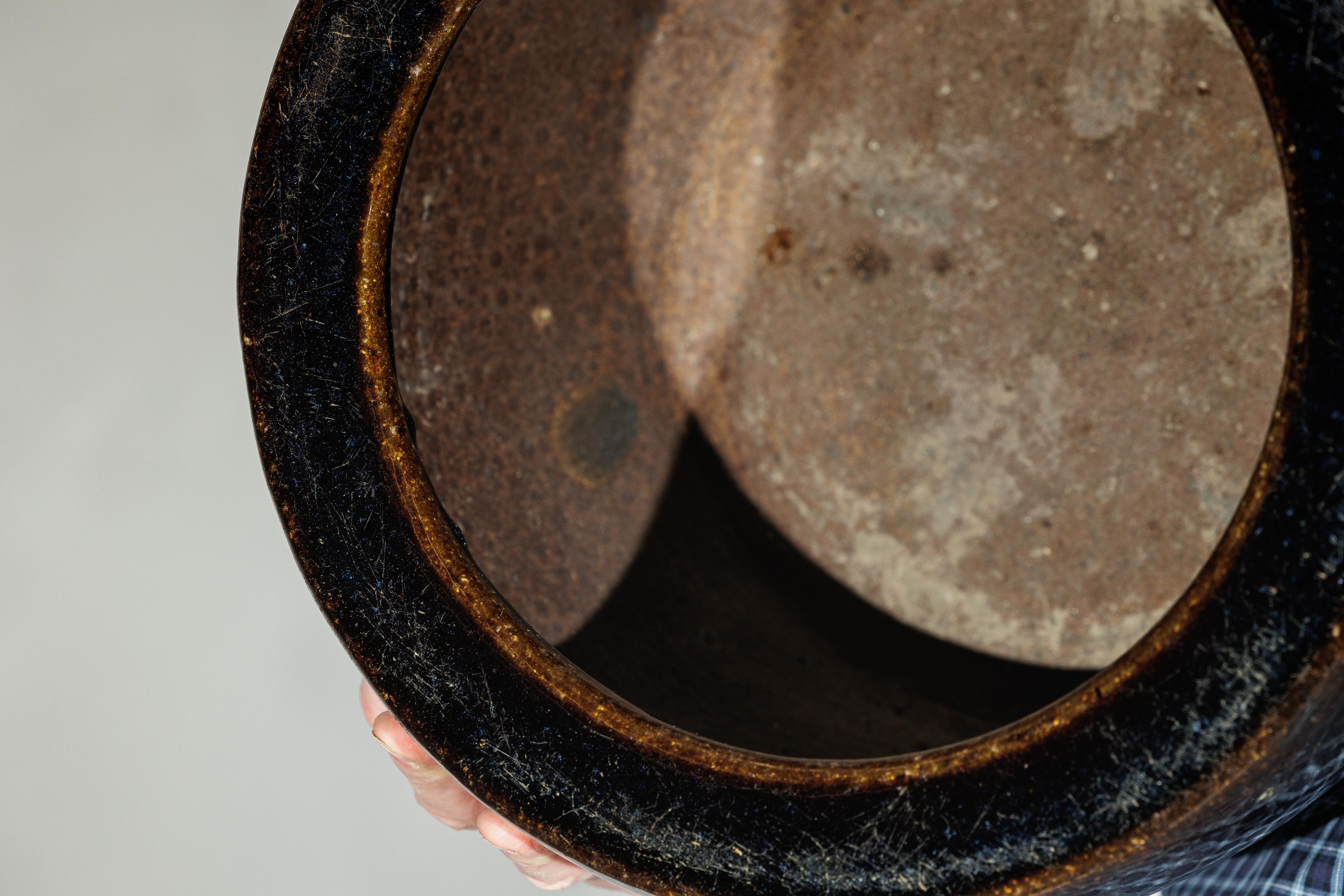 Vaso cinese d'epoca in gres smaltato marrone e blu con labbro arrotondato in vendita 7