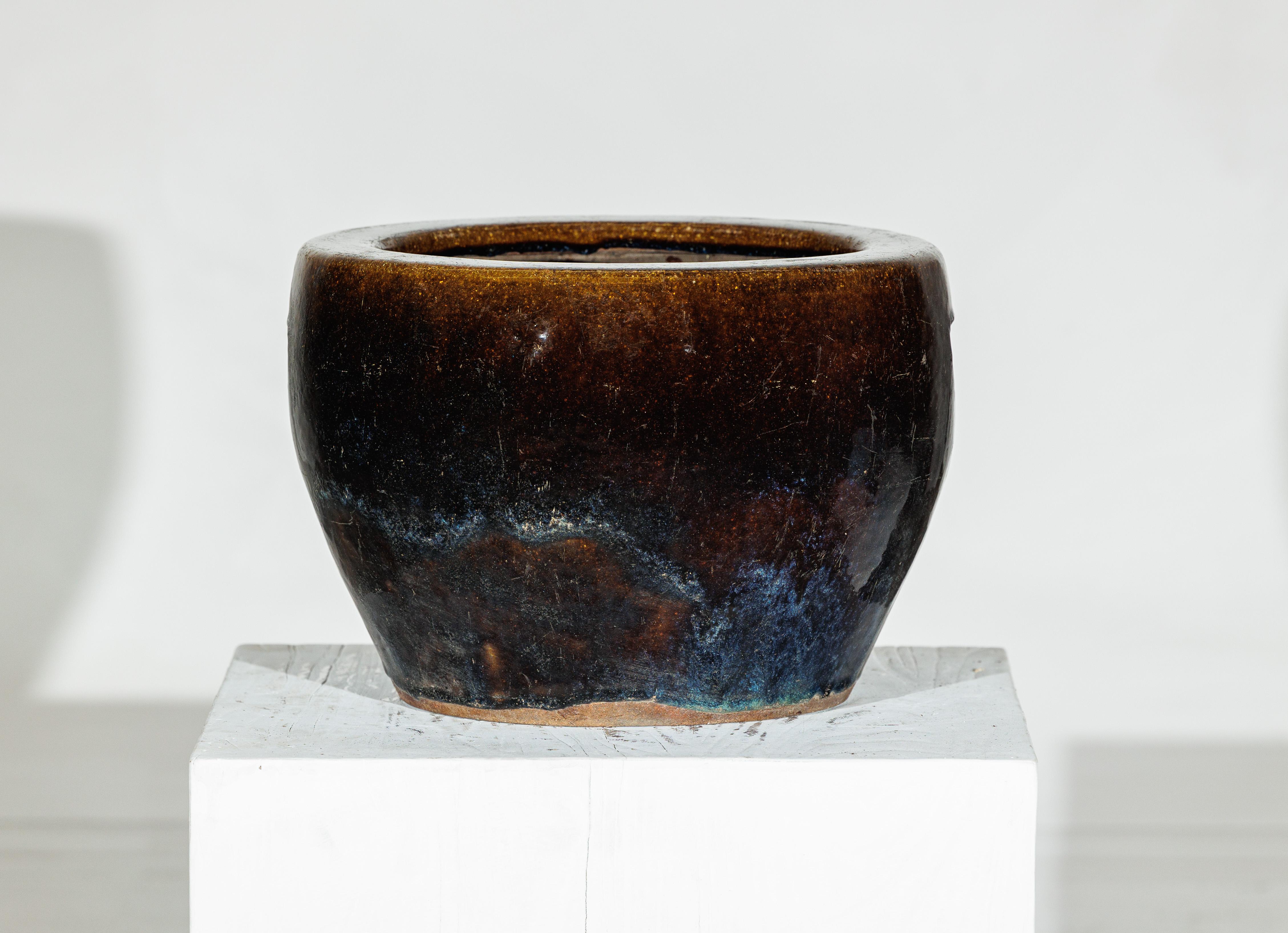 Cinese Vaso cinese d'epoca in gres smaltato marrone e blu con labbro arrotondato in vendita