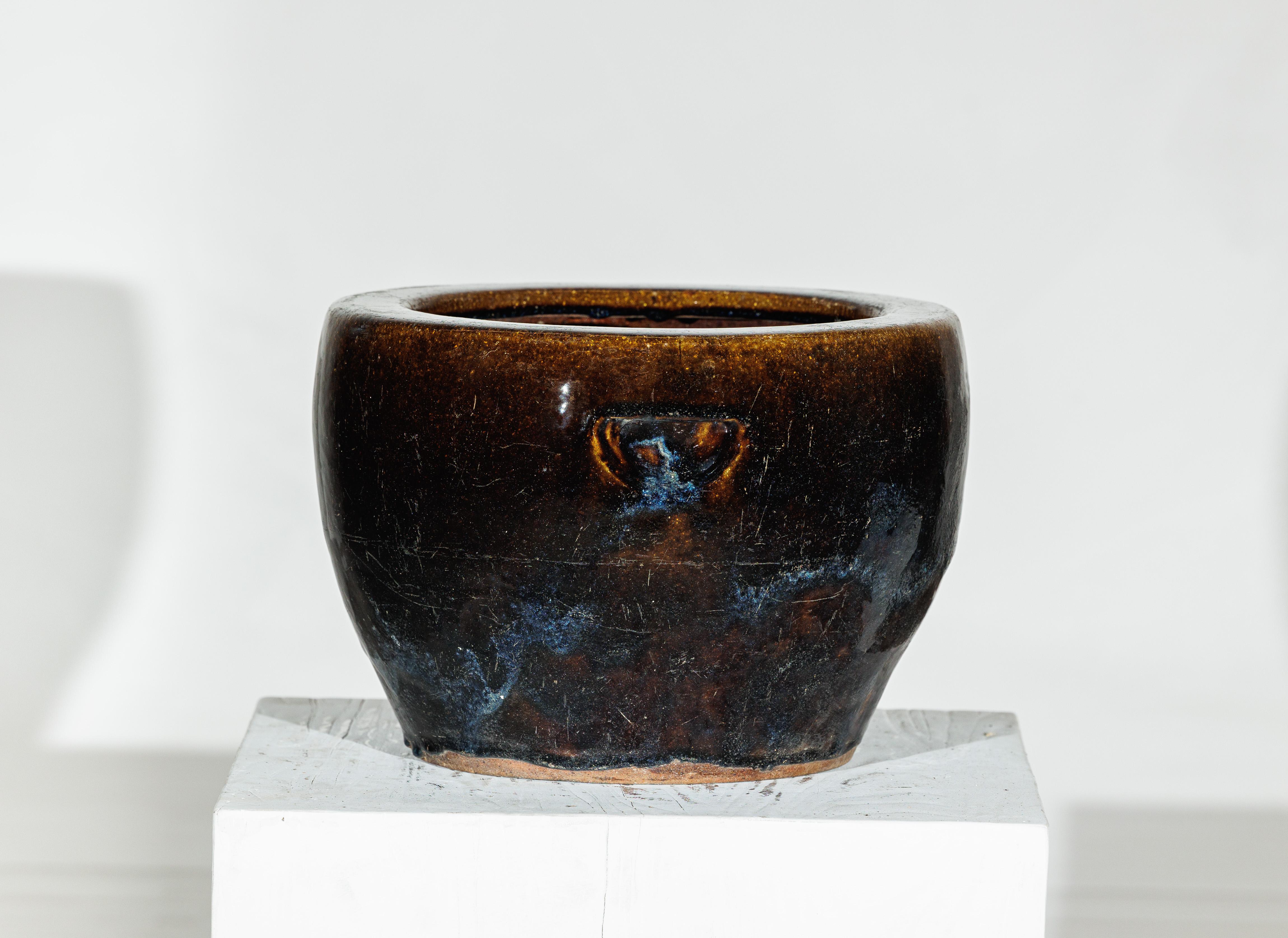 Smaltato Vaso cinese d'epoca in gres smaltato marrone e blu con labbro arrotondato in vendita