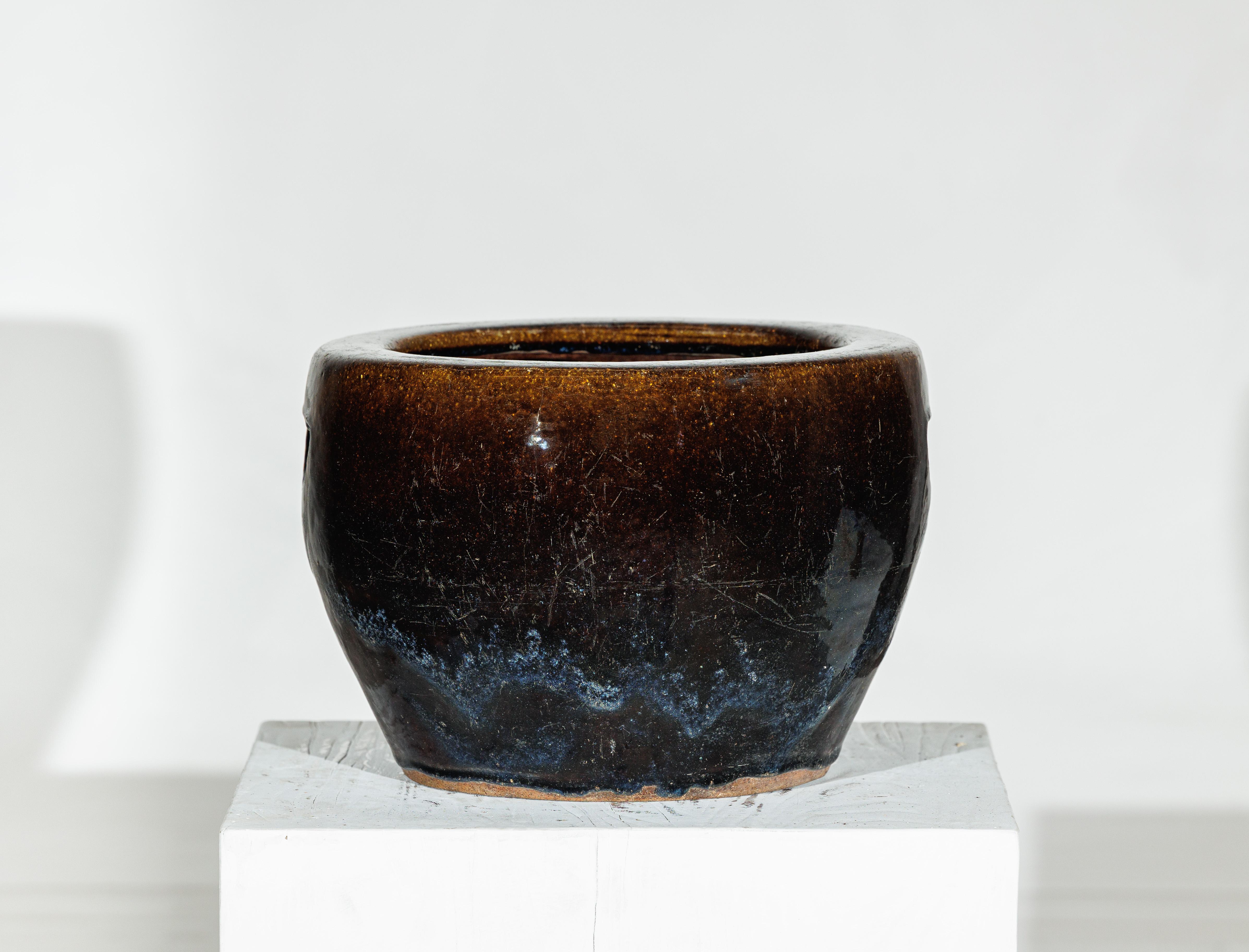 Vaso cinese d'epoca in gres smaltato marrone e blu con labbro arrotondato In condizioni buone in vendita a Yonkers, NY