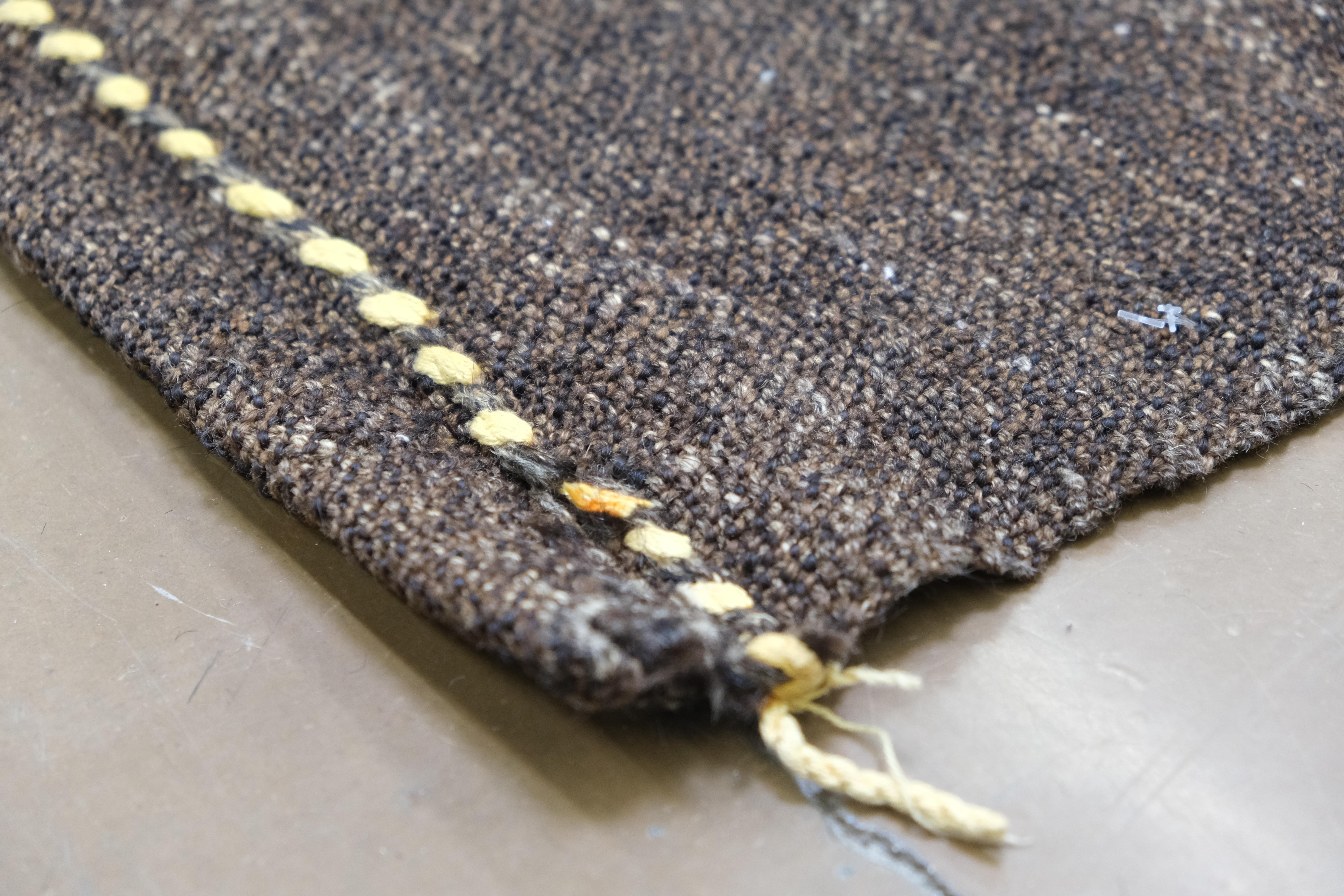 Questo eccezionale tappeto in canapa intrecciata a mano rappresenta il meglio del patrimonio tessile con un'eleganza moderna e rustica. Realizzato interamente in canapa filata a mano e non tinta, il tappeto emana una profondità tattile e un