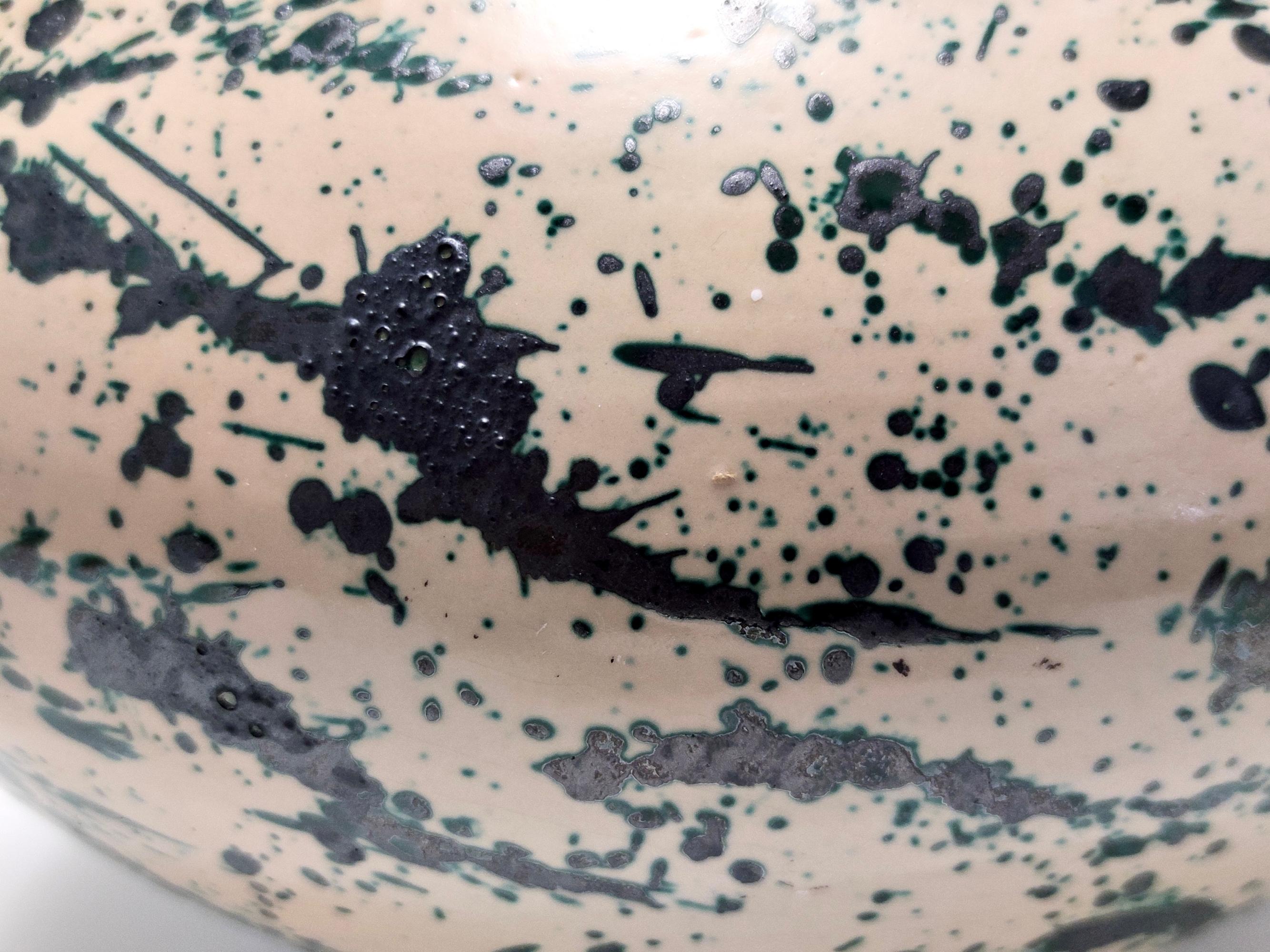 Milieu du XXe siècle Vase vintage en terre cuite laquée marron et vert et peinte à la main, Deruta, Italie en vente
