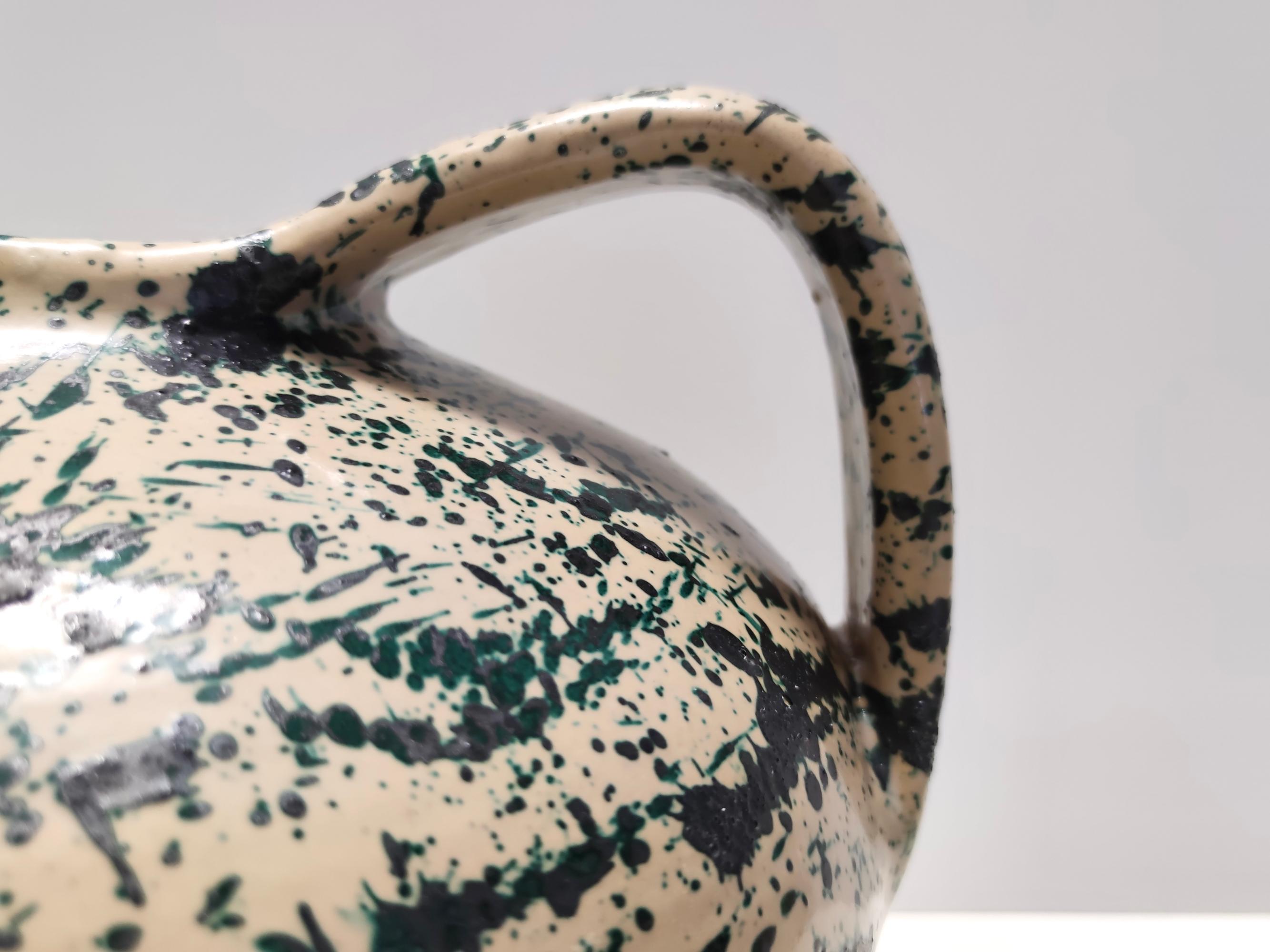 Terre cuite Vase vintage en terre cuite laquée marron et vert et peinte à la main, Deruta, Italie en vente