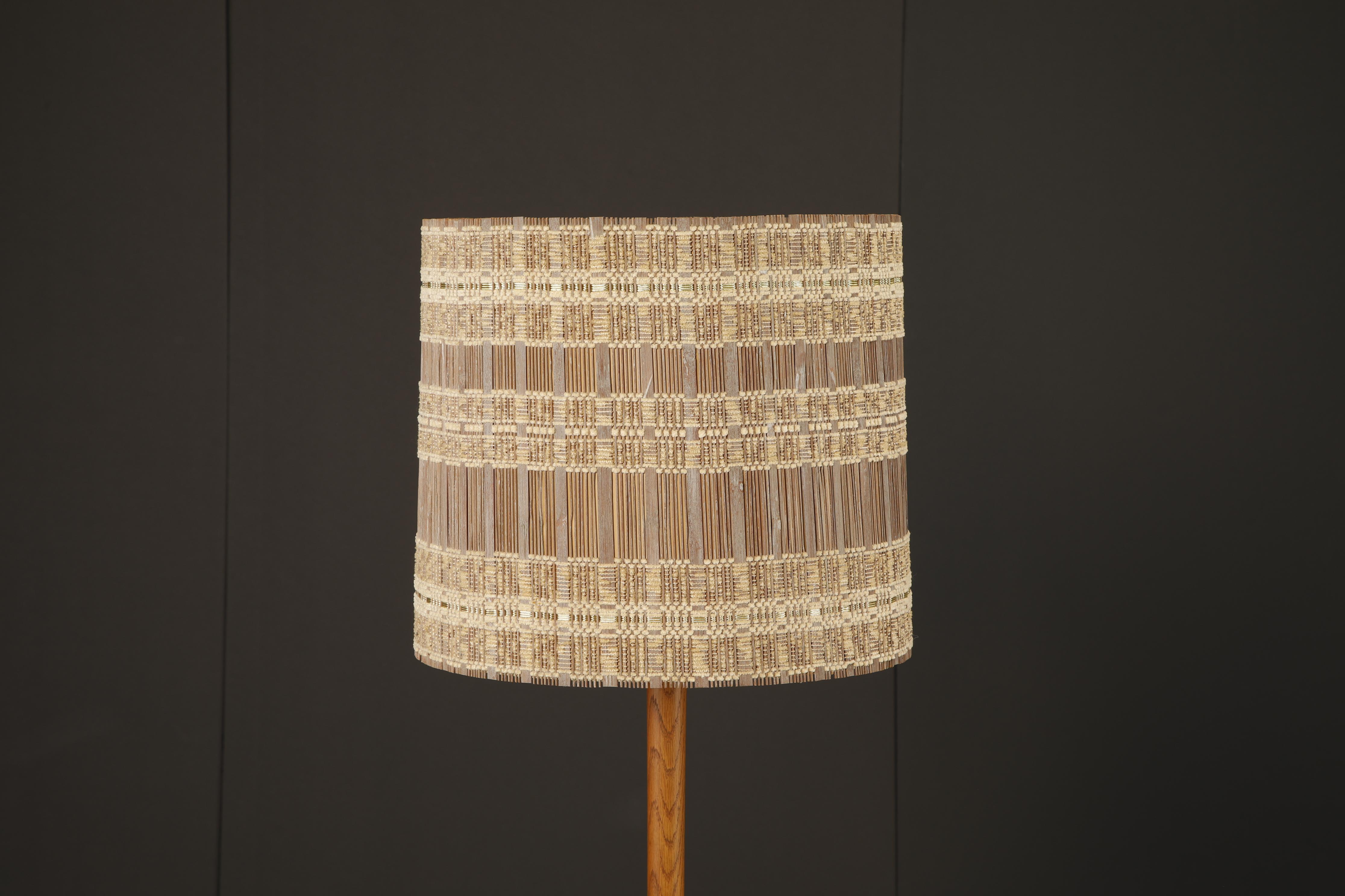 Un abat-jour rare et saisissant conçu par l'artiste textile Maria Kipp, née en Allemagne et basée en Californie, célèbre pour son utilisation magistrale de fibres tissées à la main dans les intérieurs d'après-guerre. Cette pièce illustre son mélange