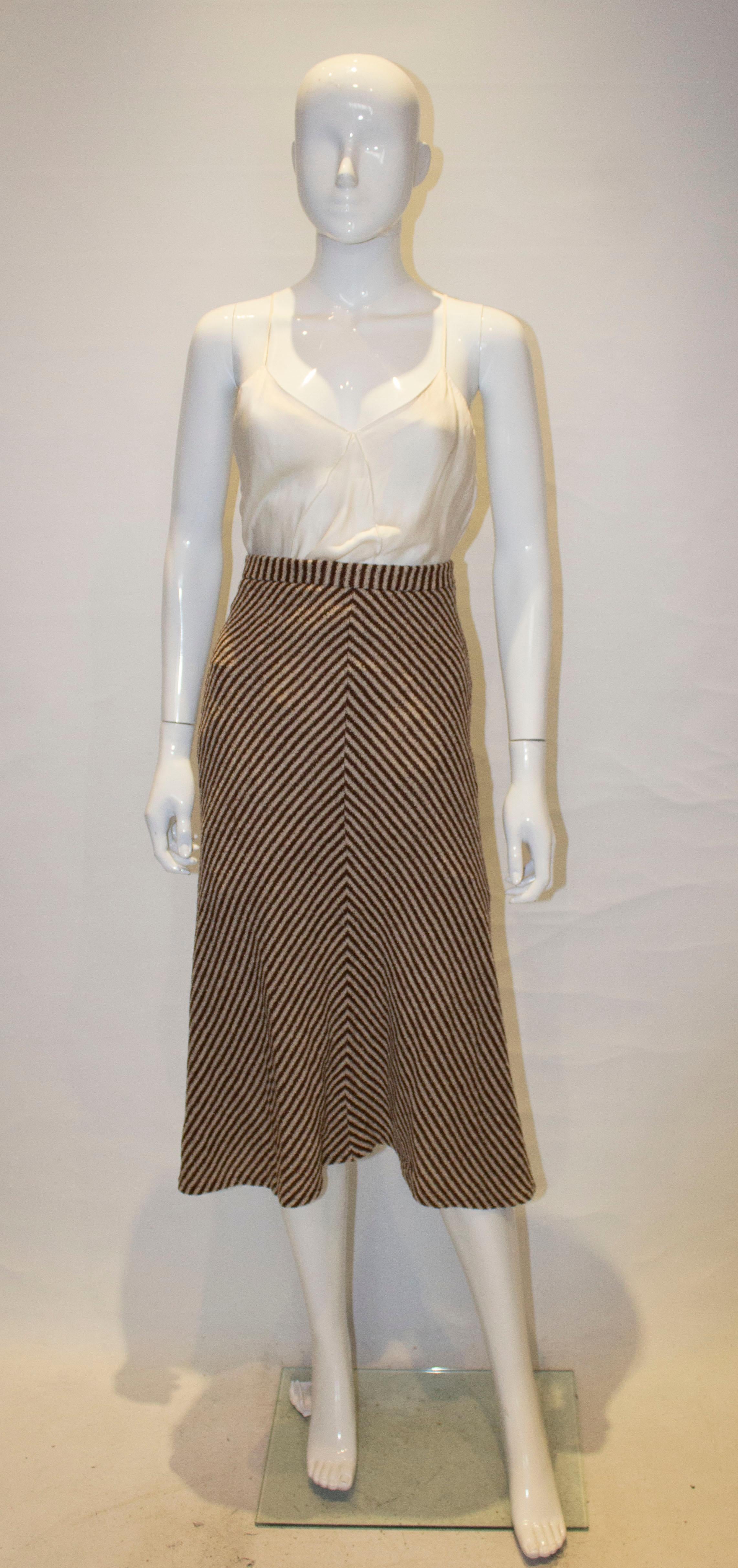 A chic vintage brown and white stripe skirt, in a boucle like fabric. The skirt has a central back zip, and is unlined.
