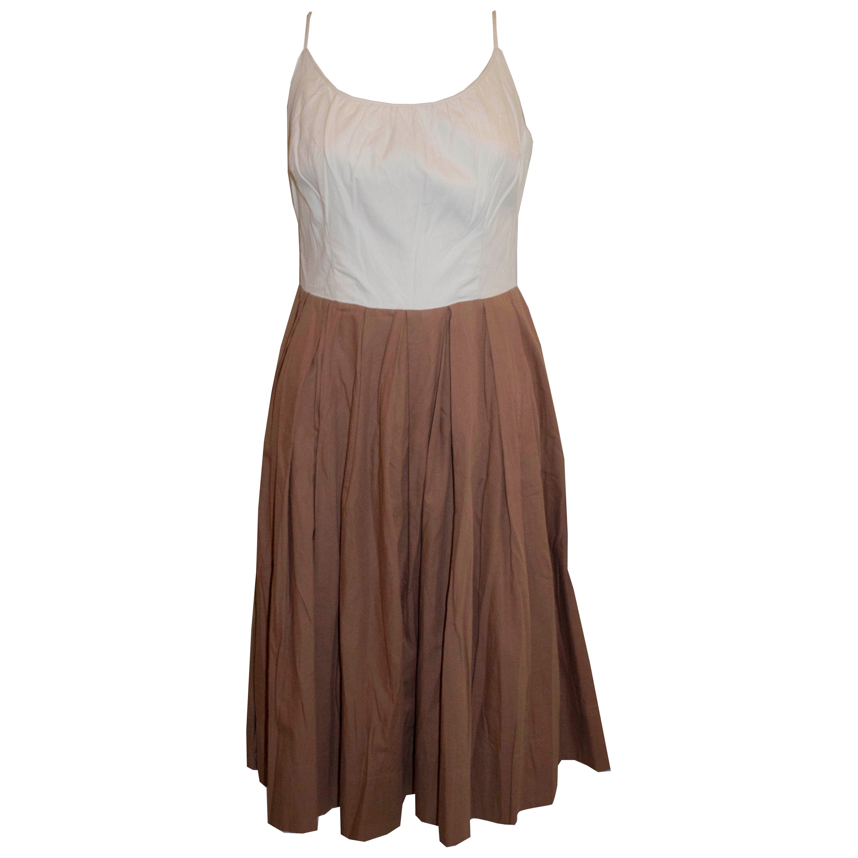 Braunes und weißes Sommer-Baumwollkleid im Angebot