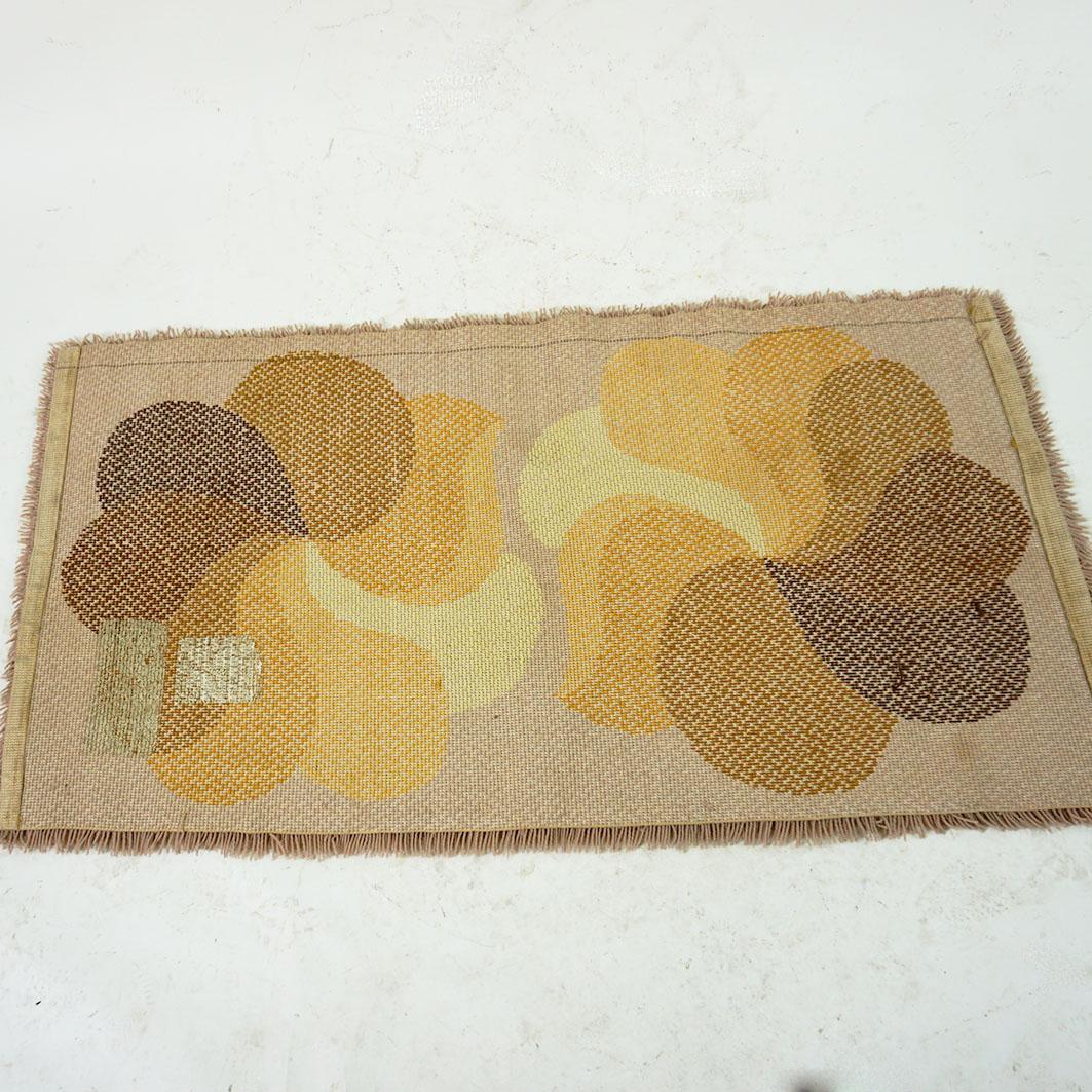 Ce tapis en laine marron, beige et jaune de l'âge de l'espace a été conçu et produit aux Pays-Bas par Desso dans les années 1970.
Tapis aux couleurs charmantes et aux motifs floraux très décoratifs en très bon état d'origine sans dommages. Au