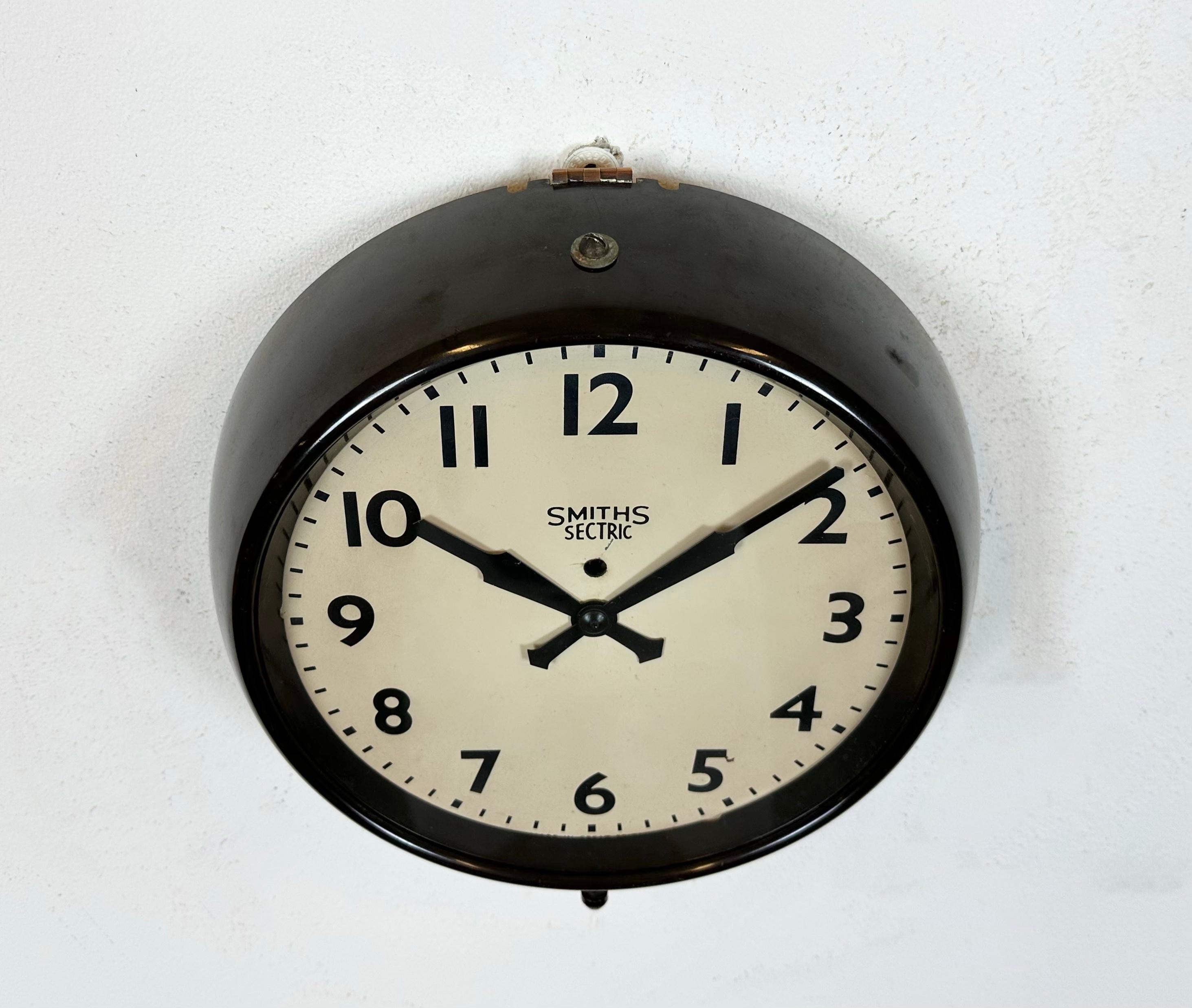 Vintage Brown Bakelite Electric Wall Clock from Smiths Sectric, 1950s In Good Condition In Kojetice, CZ