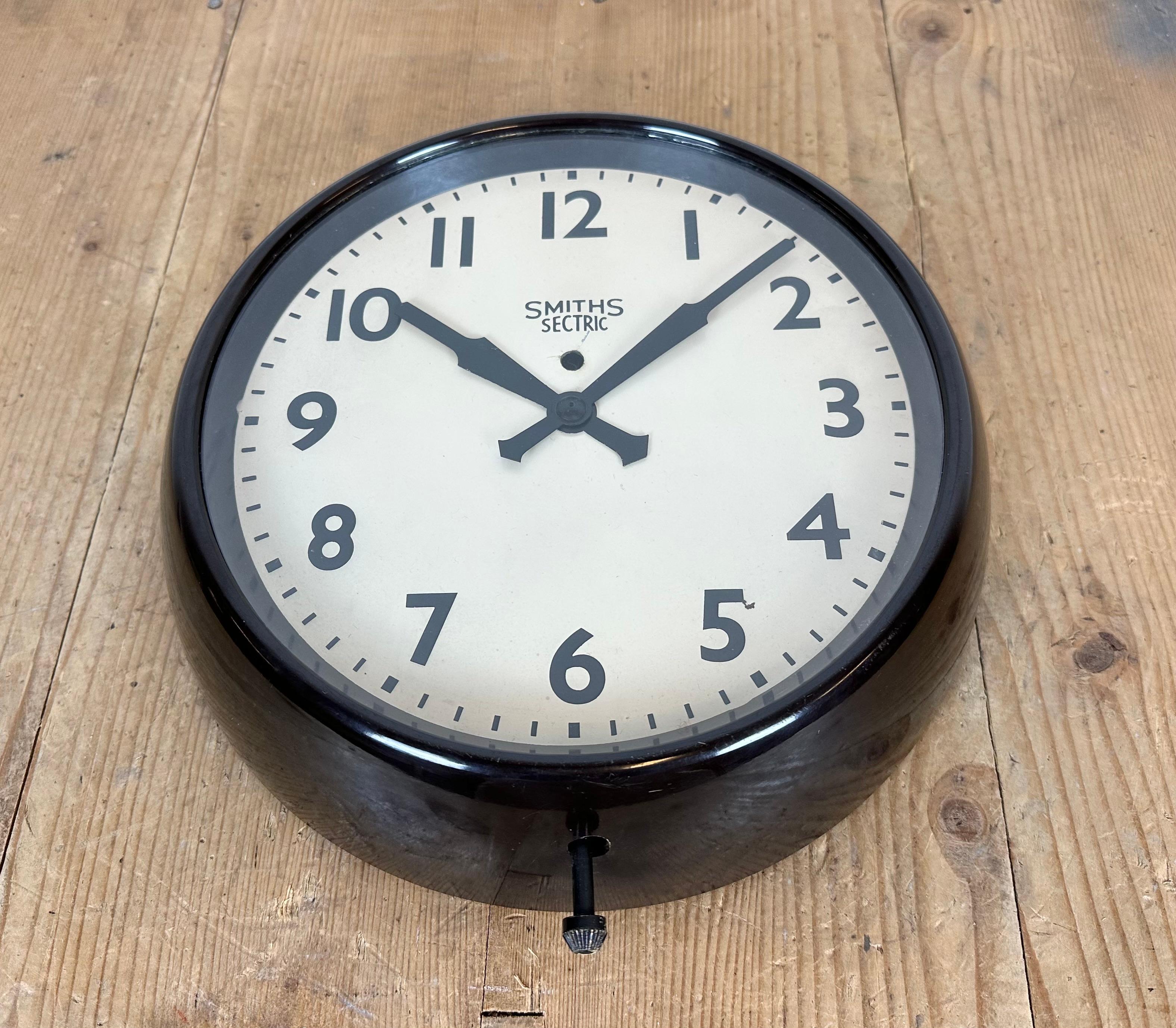 Vintage Brown Bakelite Electric Wall Clock from Smiths Sectric, 1950s In Good Condition In Kojetice, CZ