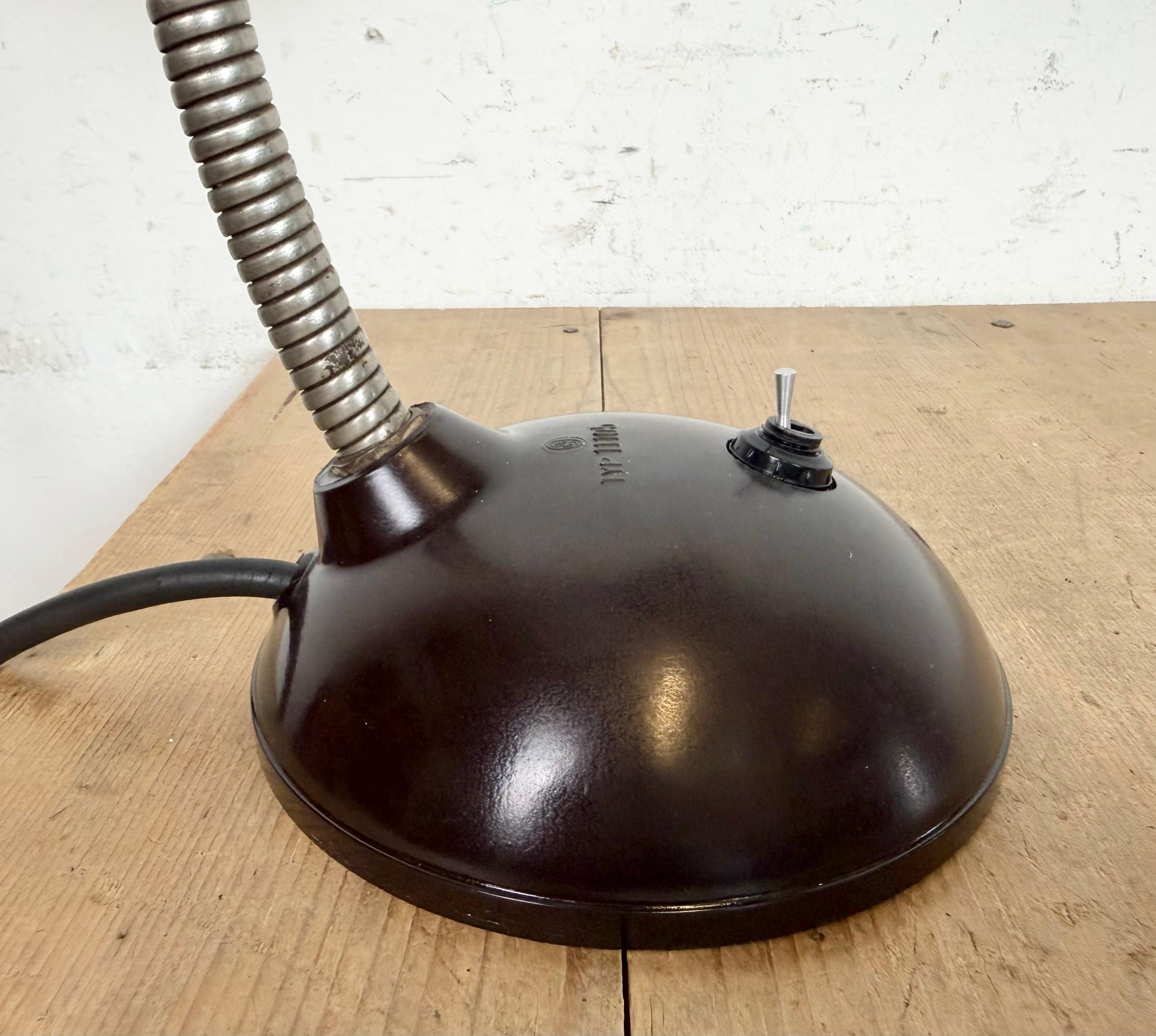 Lámpara de sobremesa vintage de baquelita marrón con cuello de cisne, años 1950 en venta 3