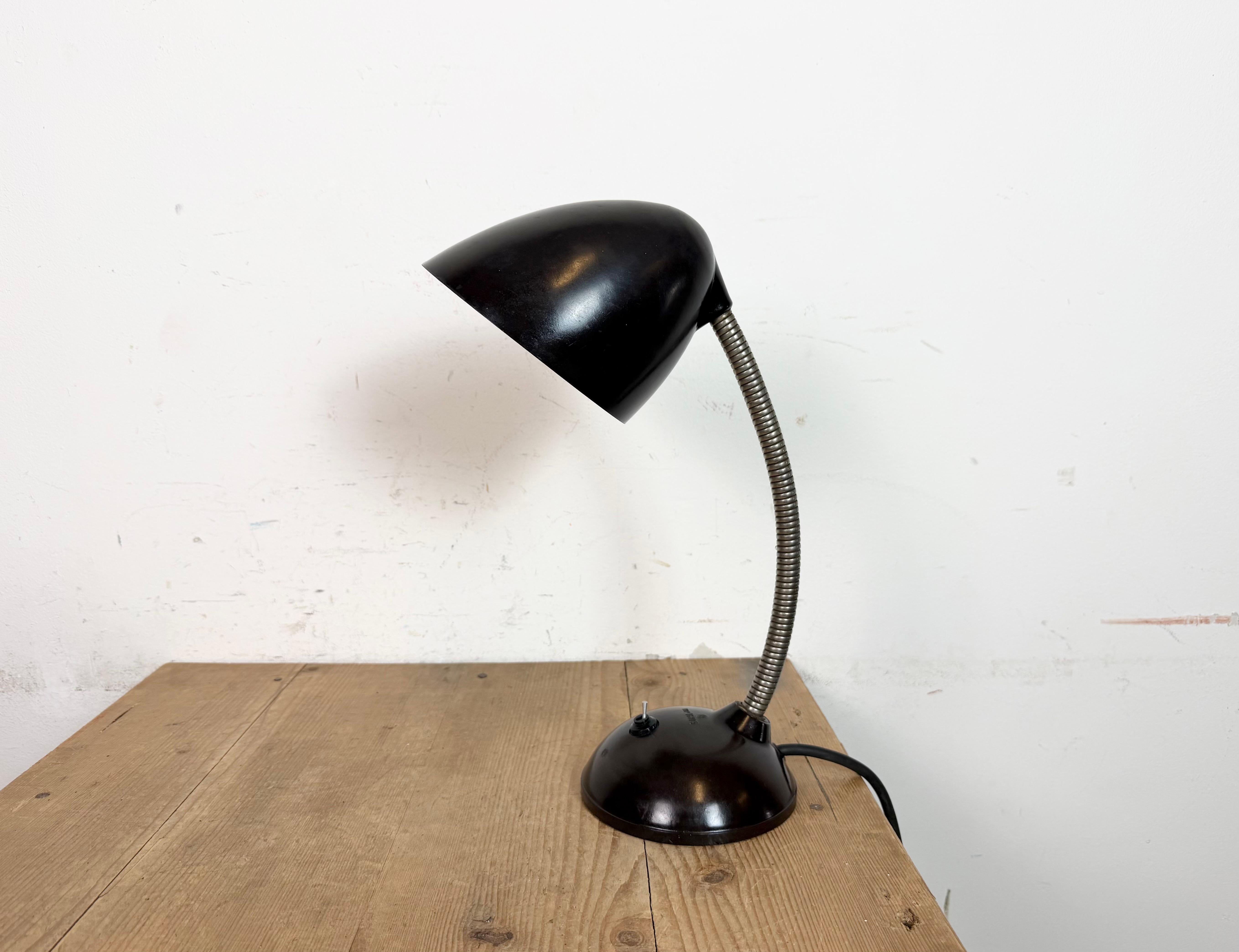 Lámpara de mesa industrial marrón de cuello de cisne regulable, fabricada por Elektrosvit en la antigua Checoslovaquia durante la década de 1950. El casquillo original requiere bombillas estándar E27 / E26. . Cable nuevo. Buen estado vintage..
El