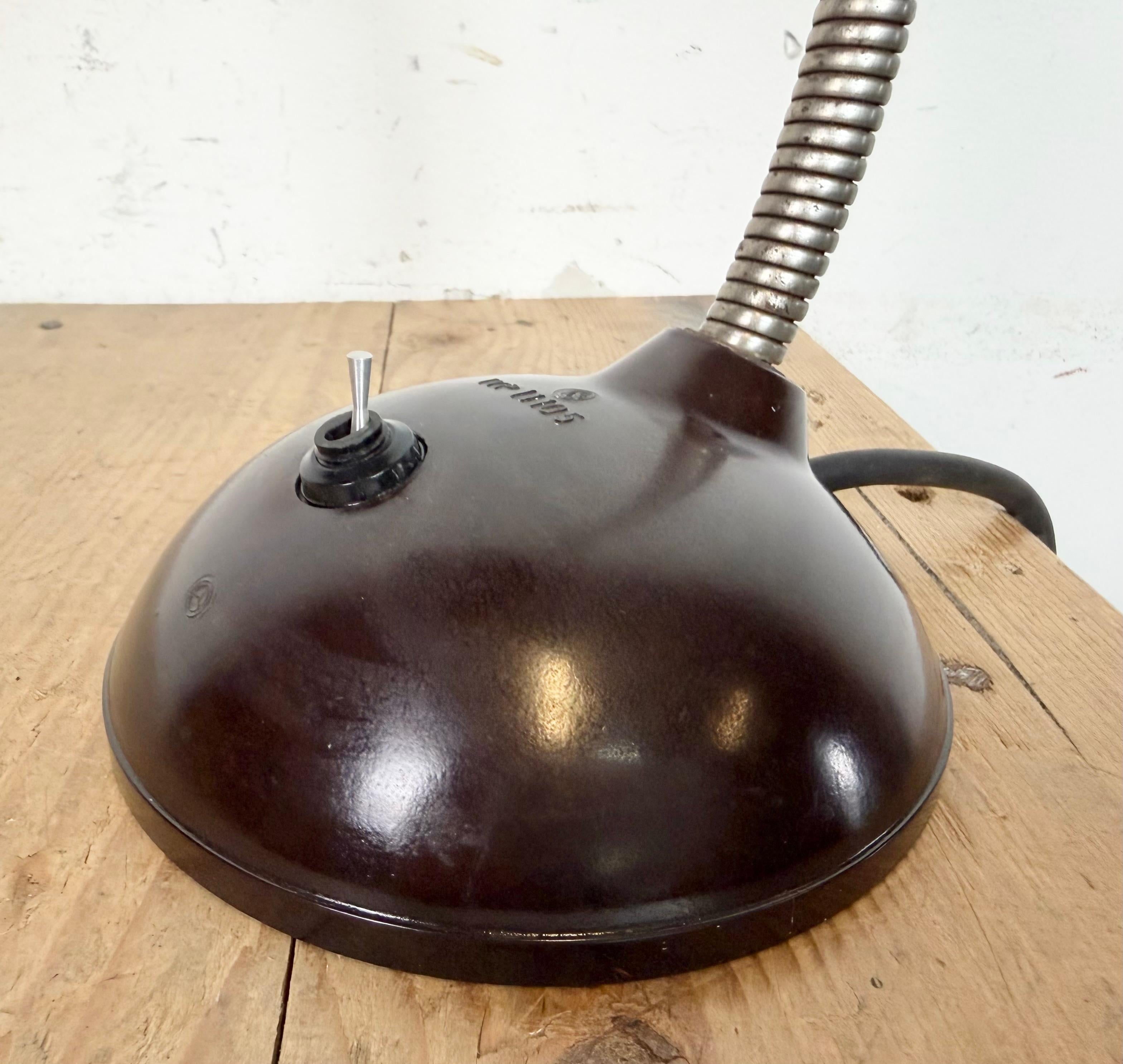 Lámpara de sobremesa vintage de baquelita marrón con cuello de cisne, años 1950 siglo XX en venta