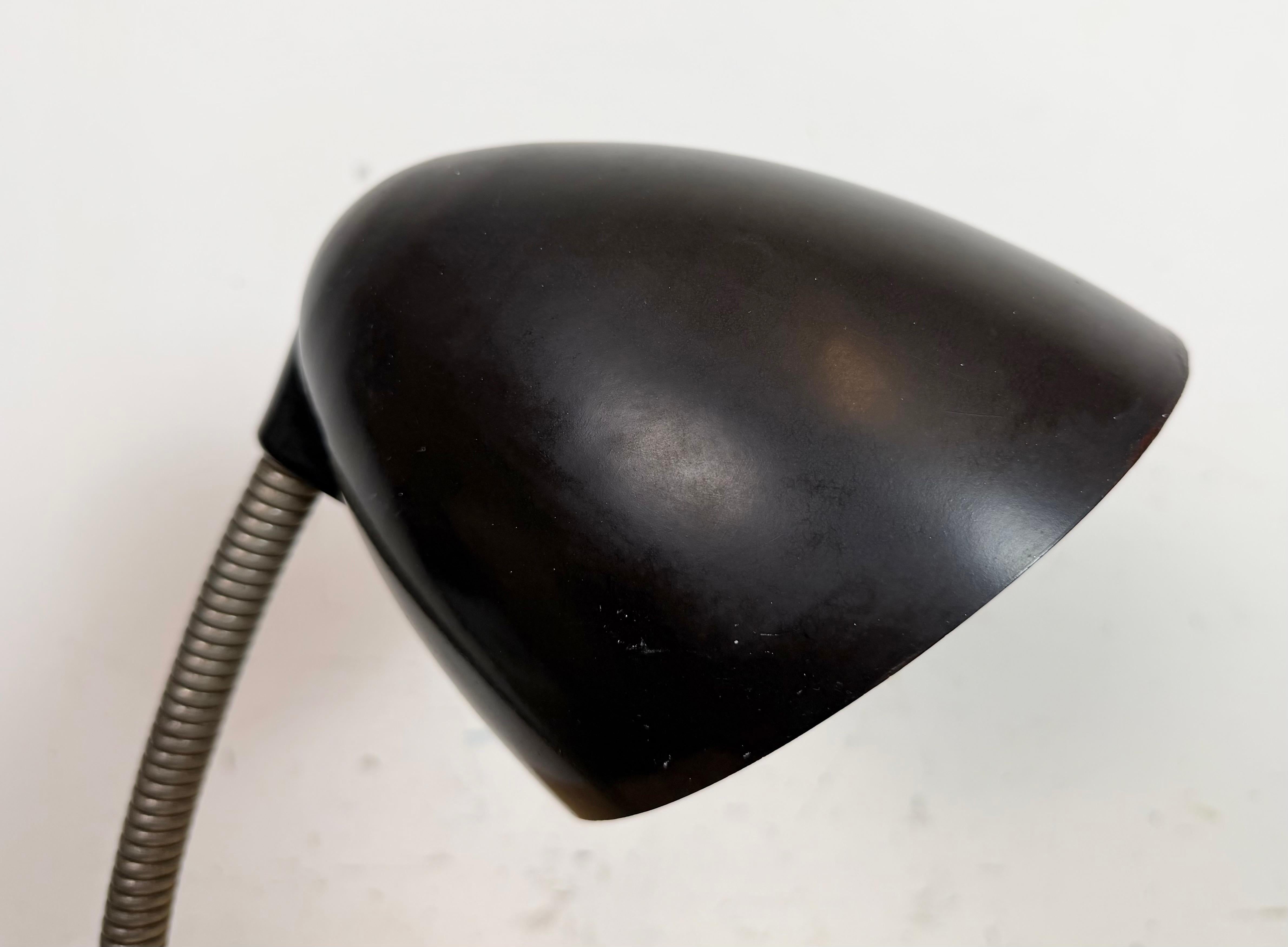 Lámpara de sobremesa vintage de baquelita marrón con cuello de cisne, años 1950 en venta 2