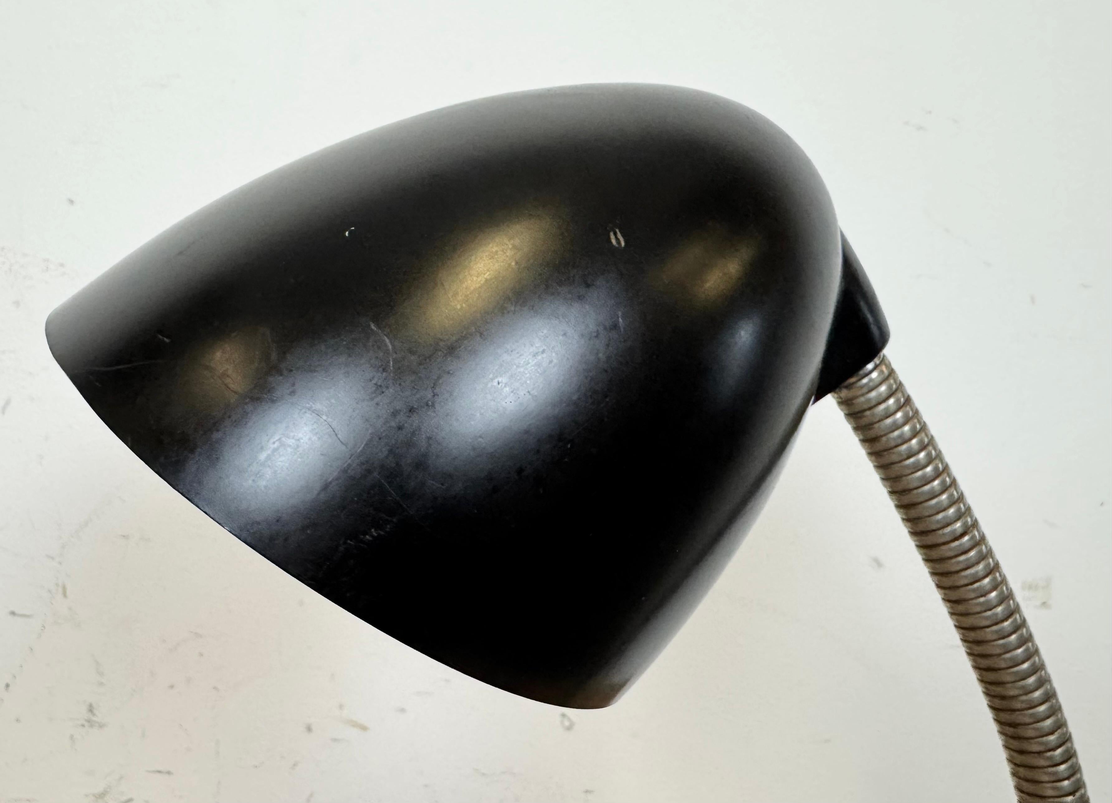 Vintage Brown Bakelit Schwanenhals Tischlampe, 1960er Jahre (Tschechisch) im Angebot