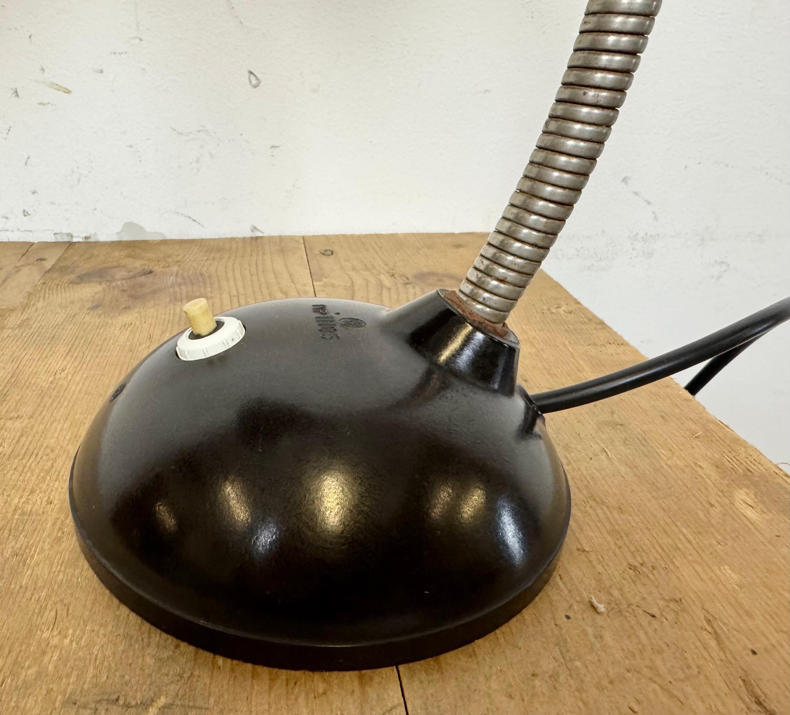 Vintage Brown Bakelit Schwanenhals Tischlampe, 1960er Jahre im Zustand „Gut“ im Angebot in Kojetice, CZ