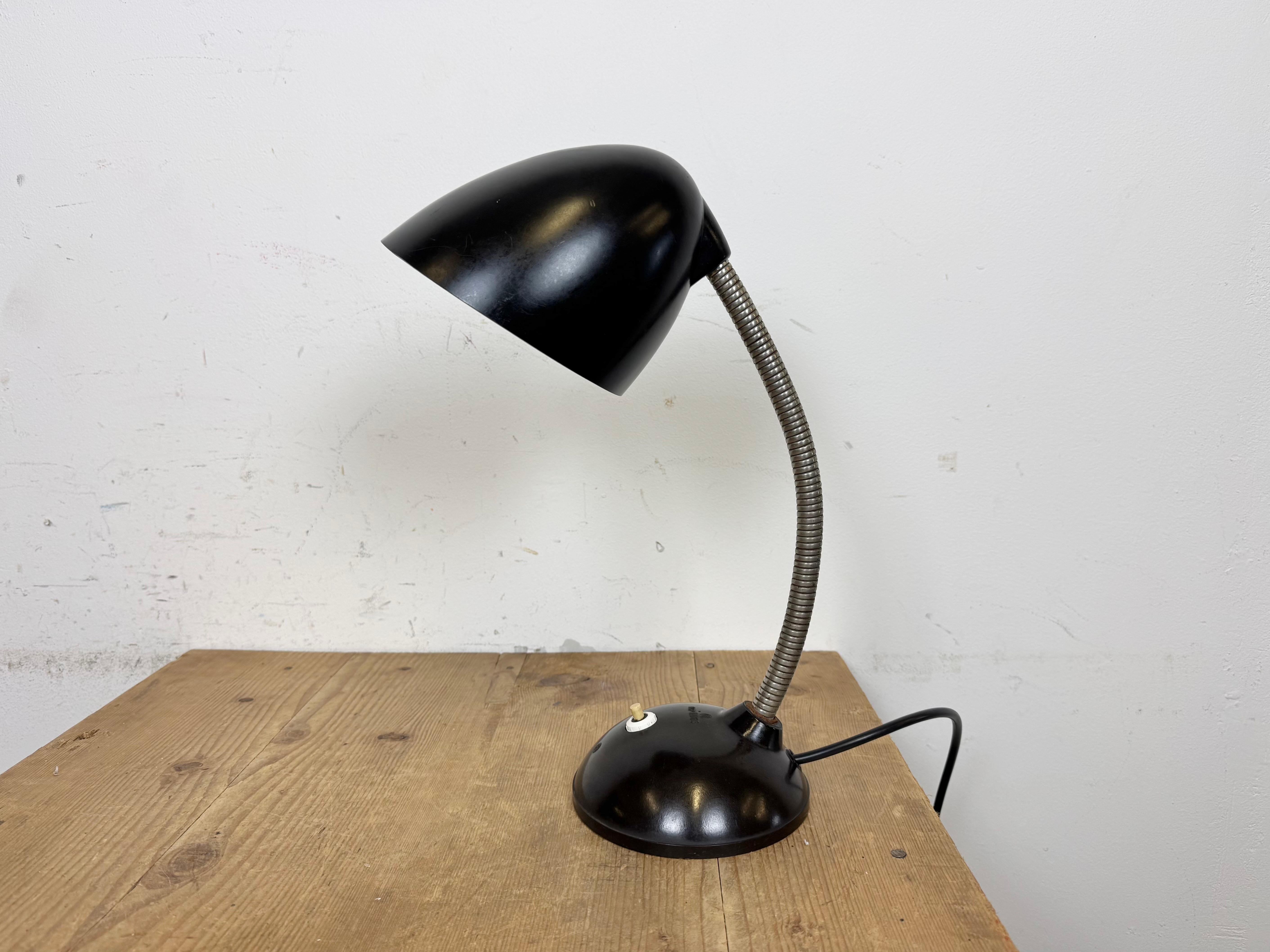 Vintage Brown Bakelit Schwanenhals Tischlampe, 1960er Jahre (20. Jahrhundert) im Angebot