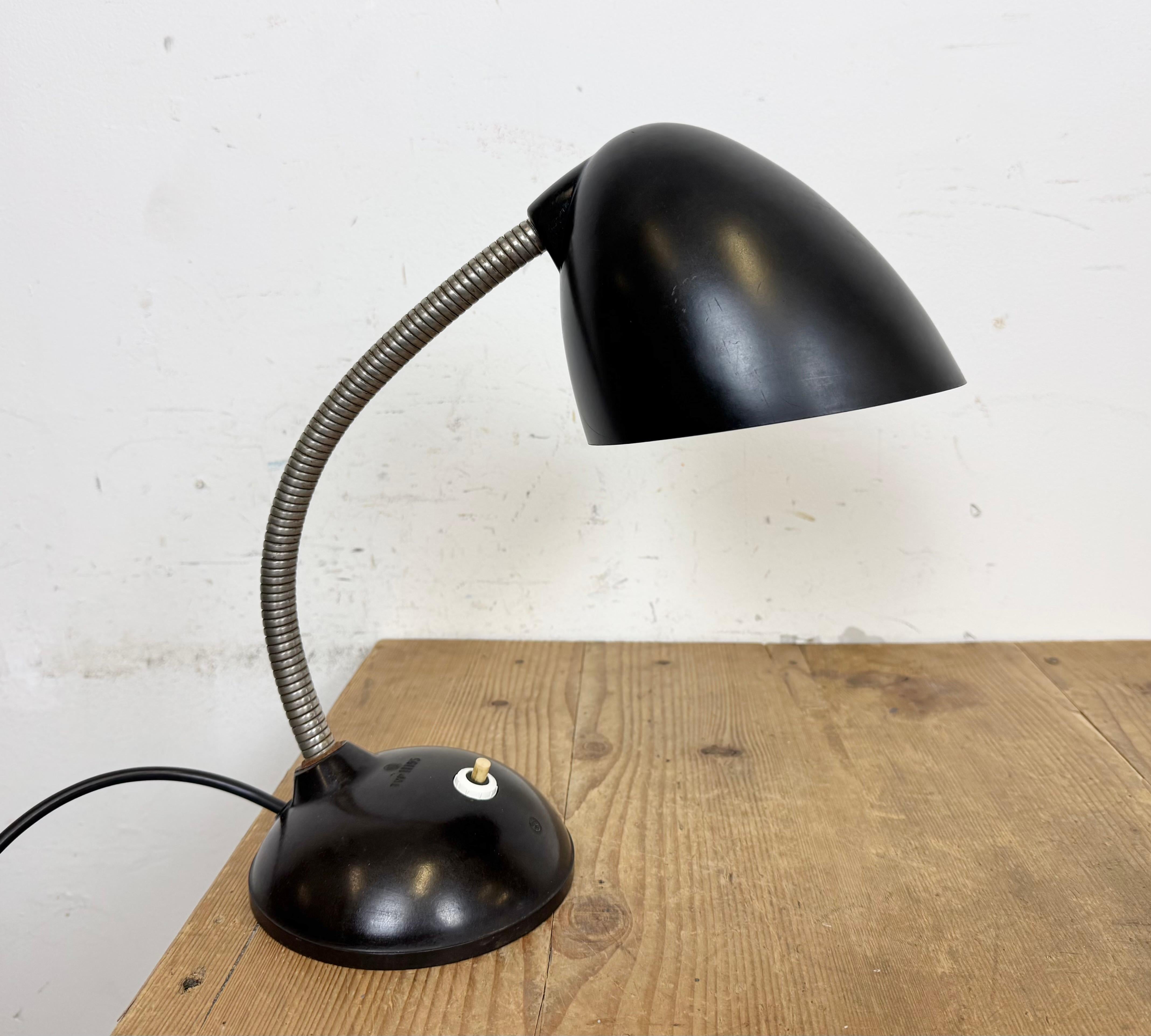 Vintage Brown Bakelit Schwanenhals Tischlampe, 1960er Jahre (Eisen) im Angebot
