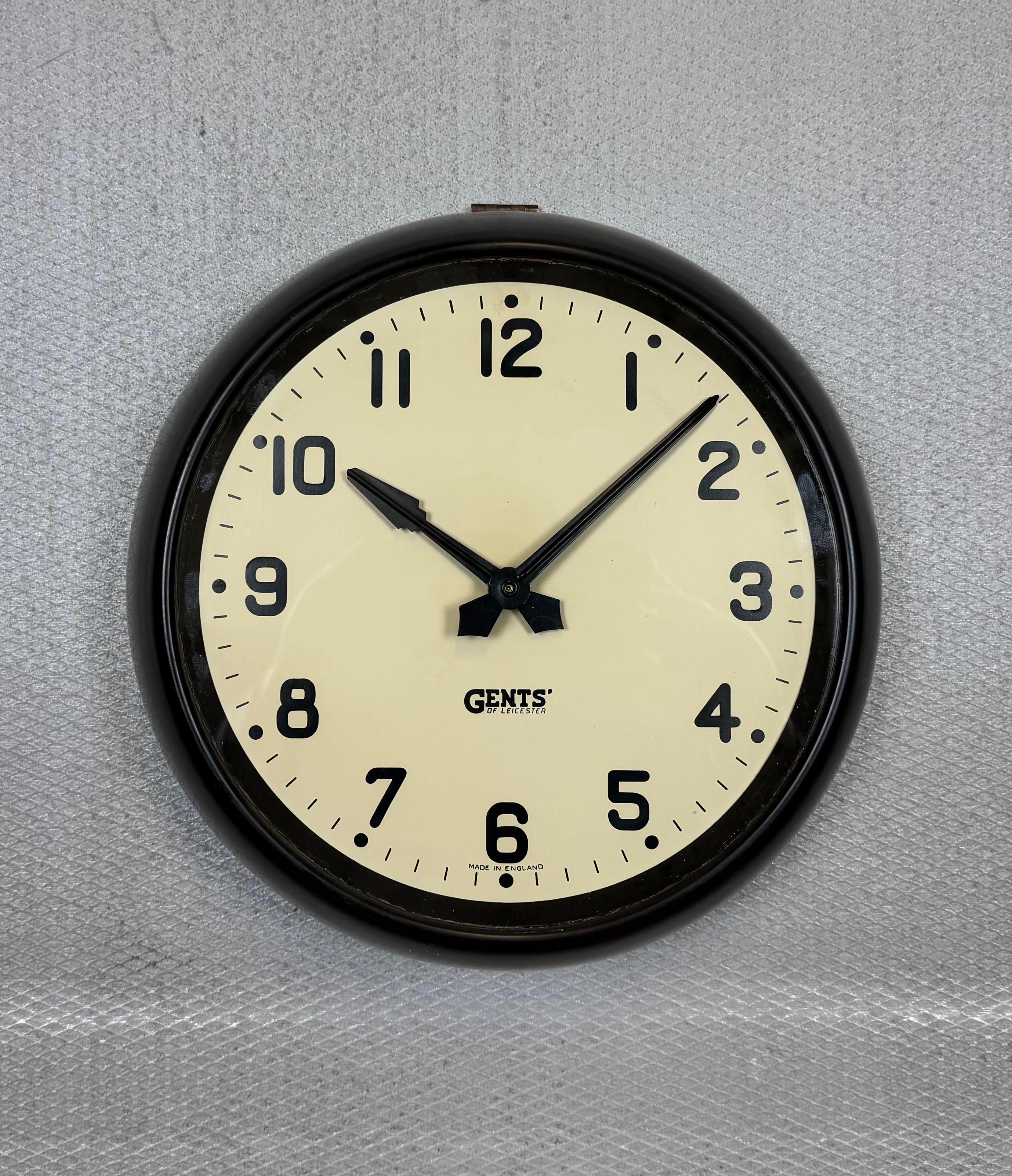 Horloge murale produite par Gents of Leicester en Angleterre dans les années 1950. Elle présente un cadre en bakélite brune, un cadran en fer, des aiguilles en aluminium et un couvercle en verre transparent. La pièce a été convertie en un mécanisme