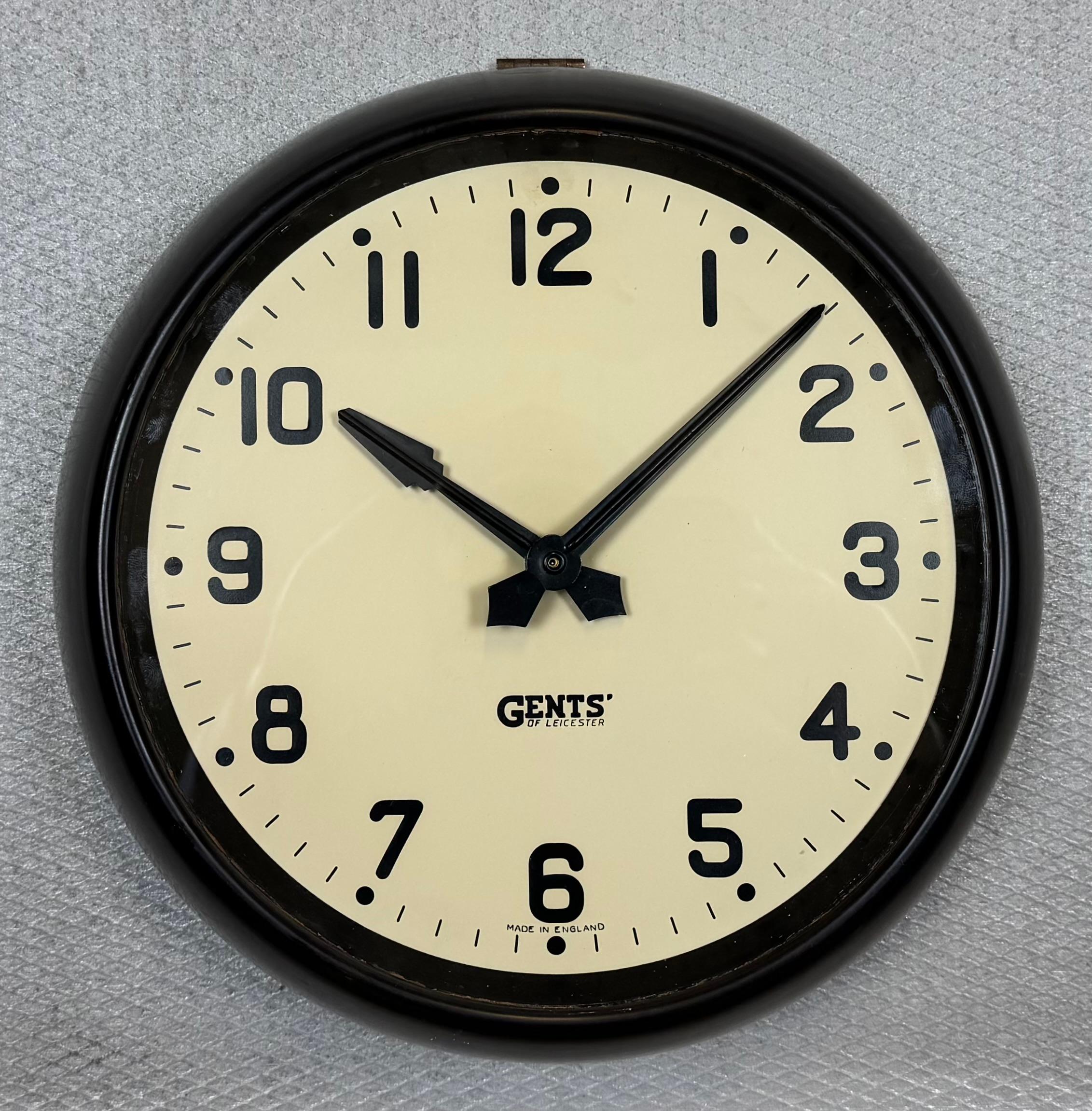 Industriel Horloge murale vintage en bakélite Brown par Gents of Leicester, années 1950 en vente