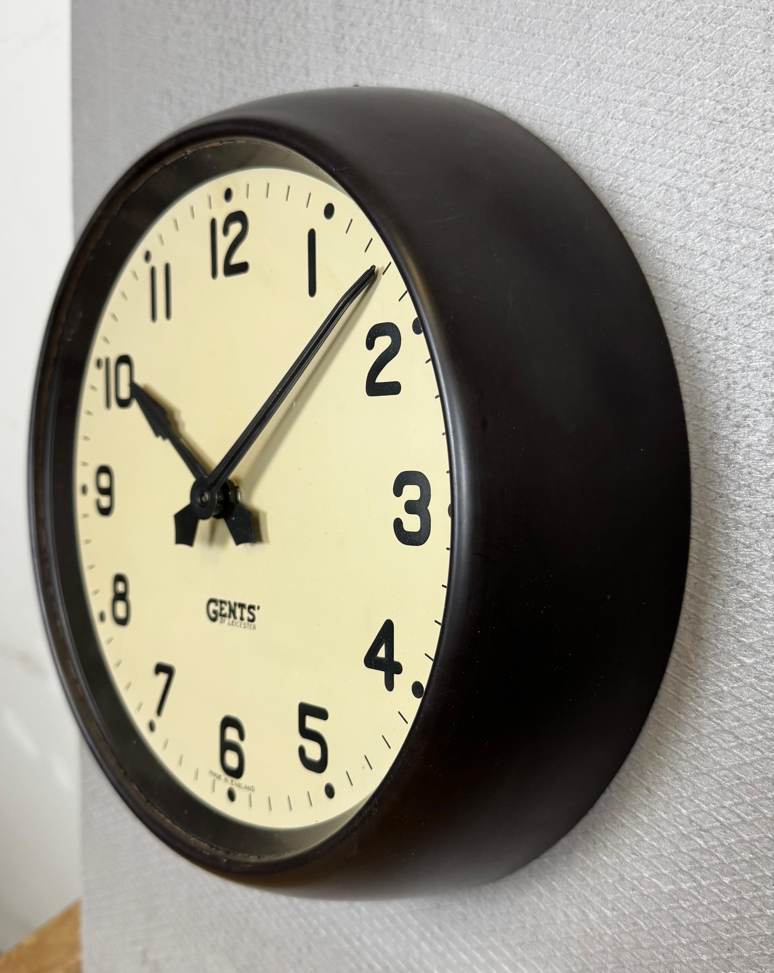 Horloge murale vintage en bakélite Brown par Gents of Leicester, années 1950 Bon état - En vente à Kojetice, CZ