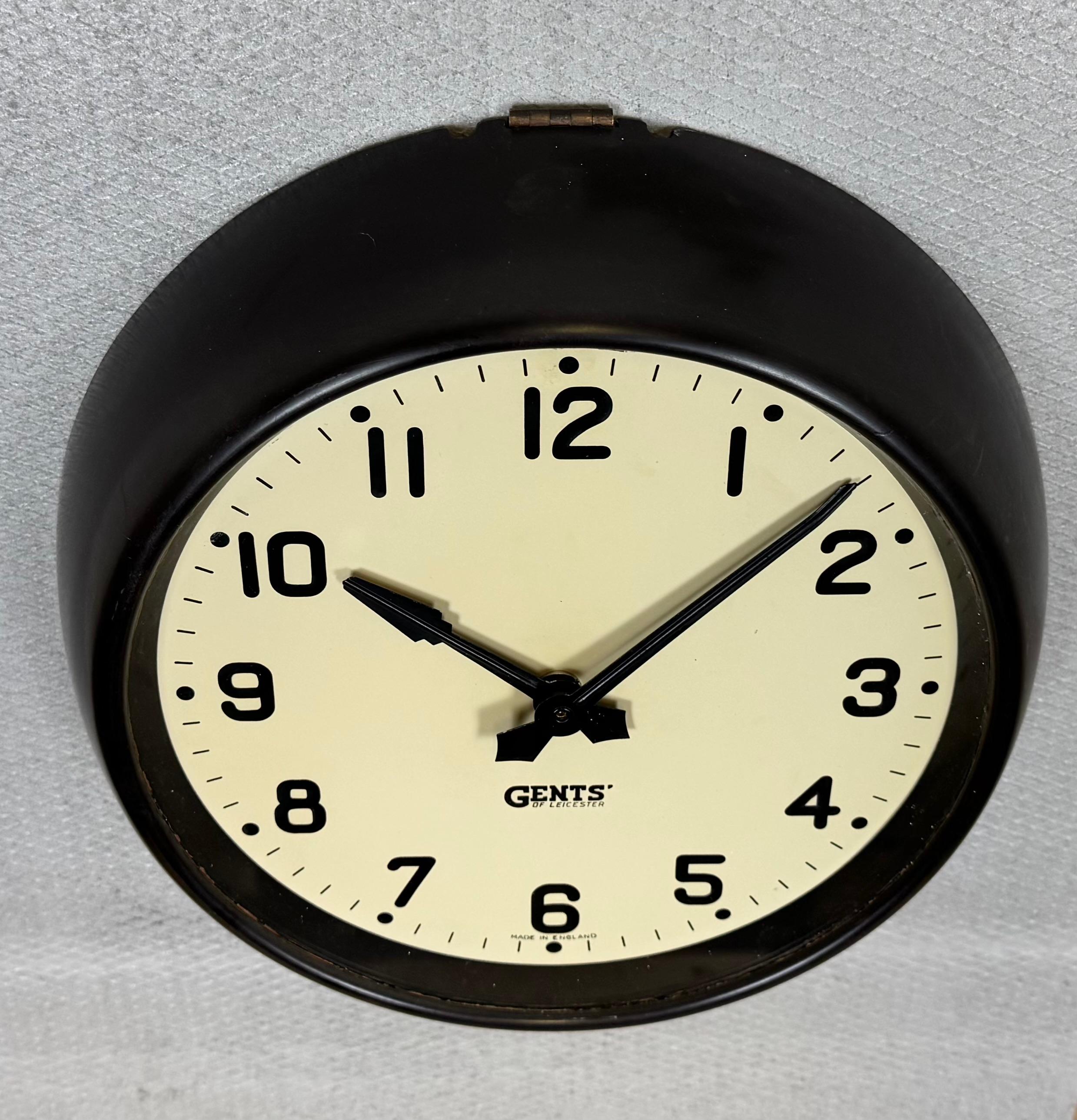 20ième siècle Horloge murale vintage en bakélite Brown par Gents of Leicester, années 1950 en vente