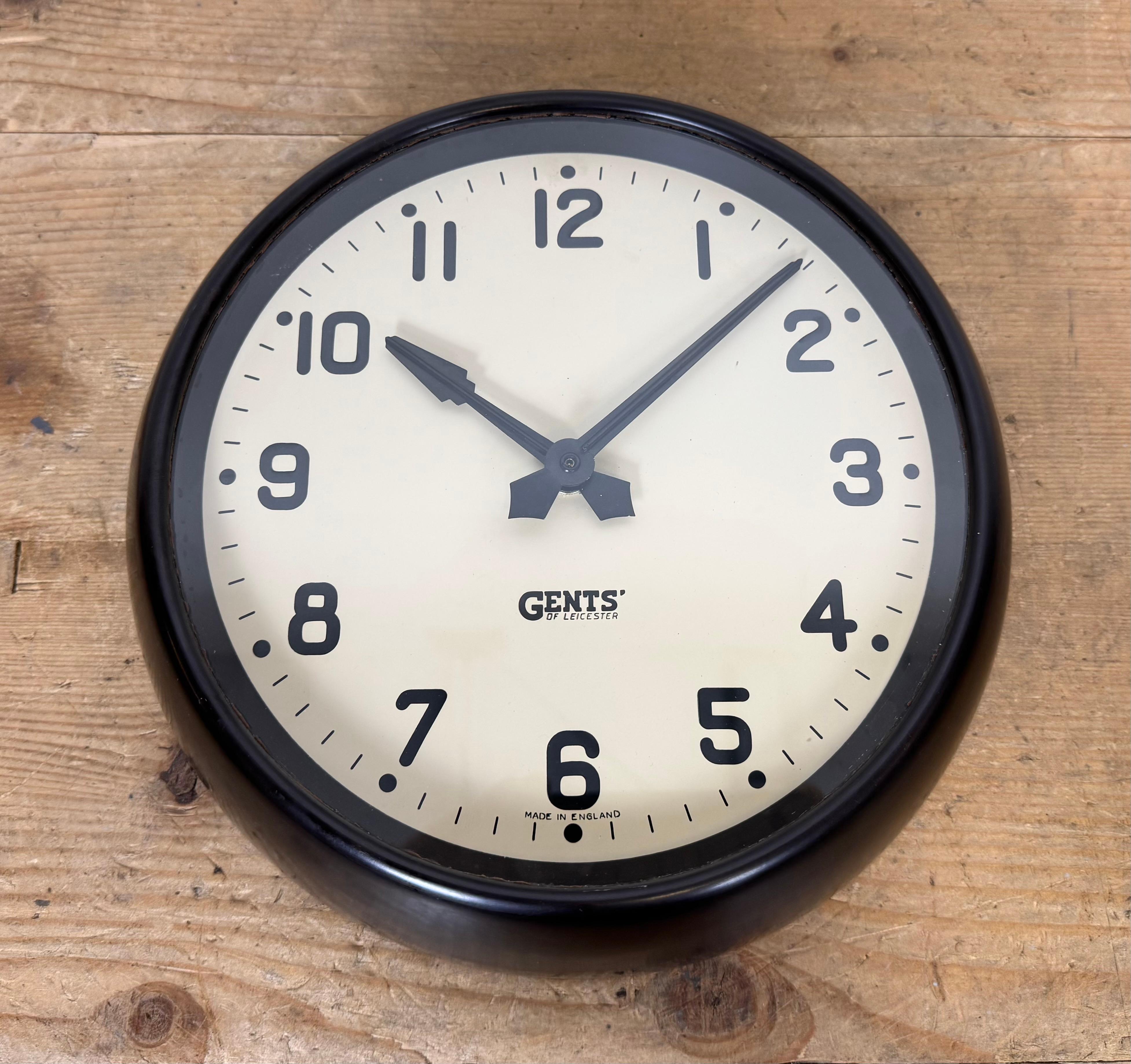 Horloge murale vintage en bakélite Brown par Gents of Leicester, années 1950 en vente 2