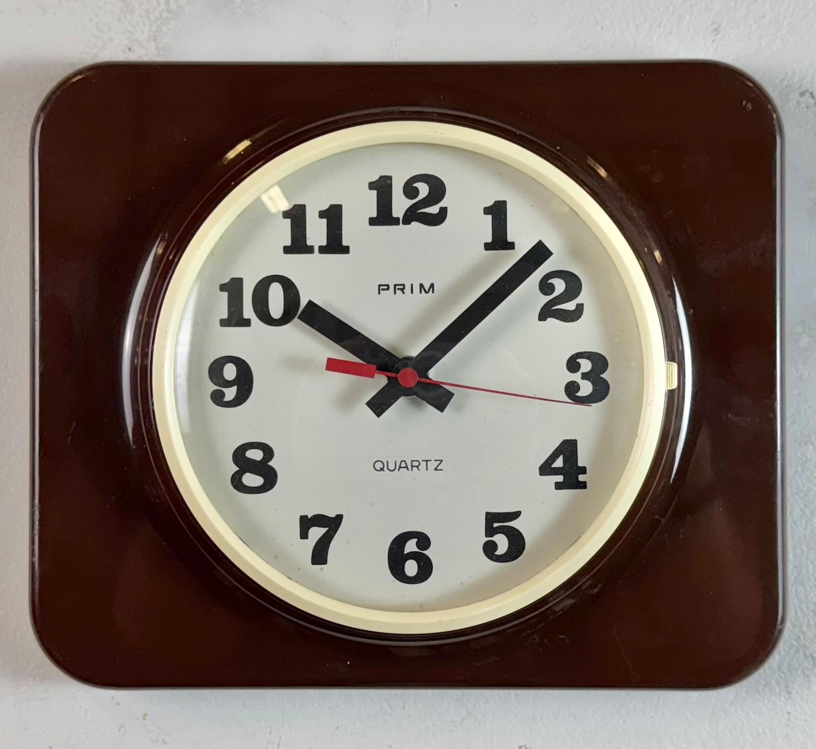 Braune Wanduhr aus Bakelit von Prim, 1970er Jahre (Industriell) im Angebot