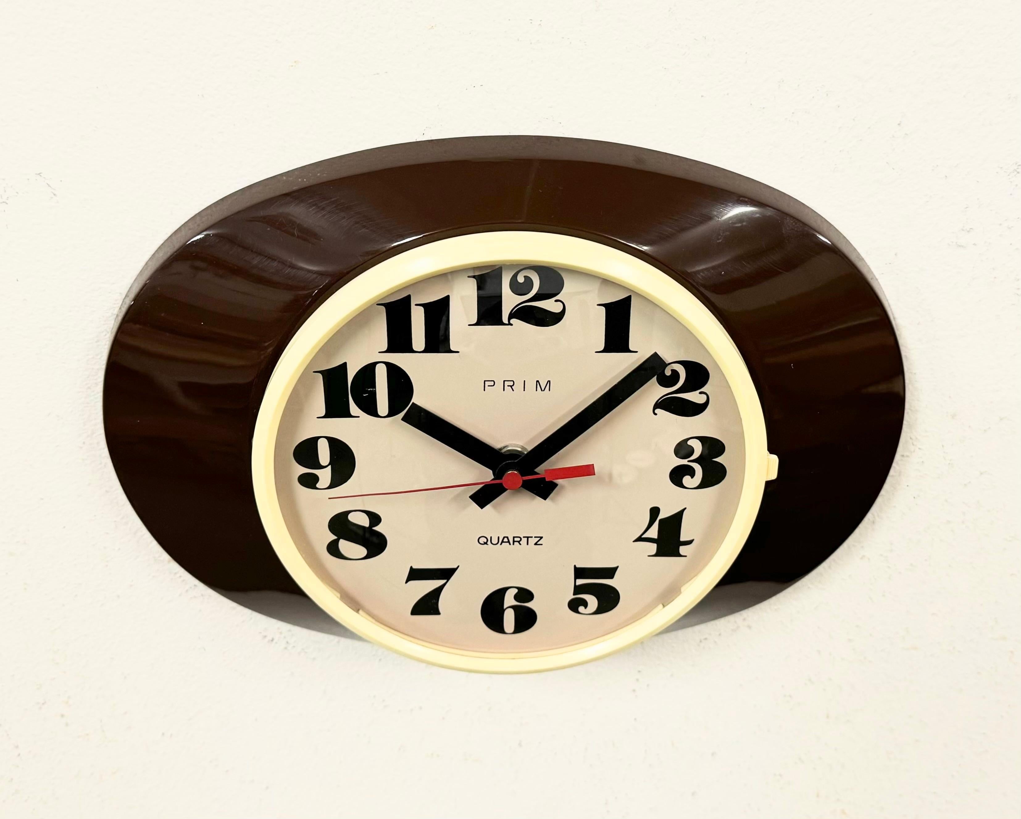 Tchèque Horloge murale vintage en bakélite Brown de Prim, années 1970 en vente