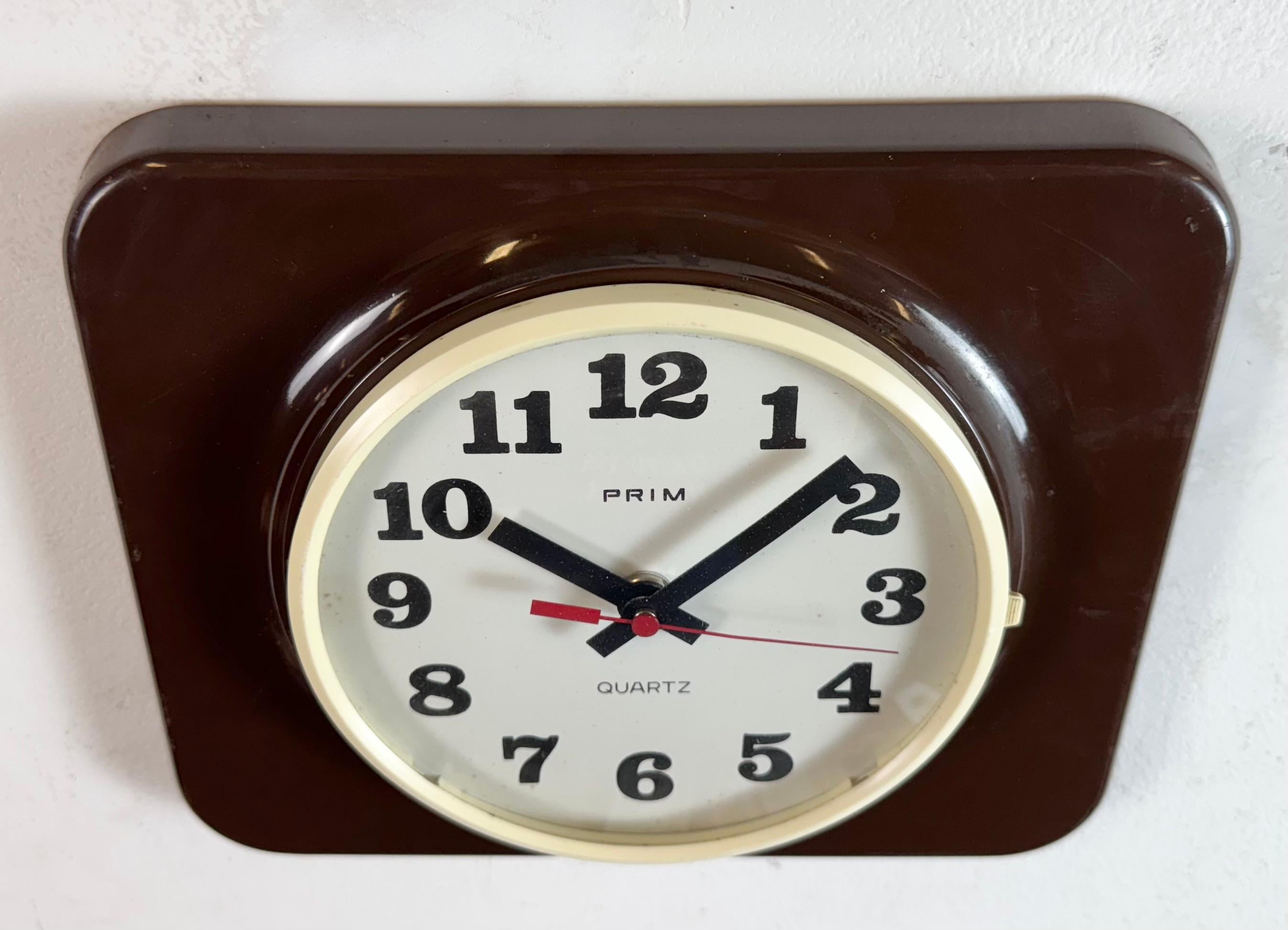 Braune Wanduhr aus Bakelit von Prim, 1970er Jahre (Glas) im Angebot