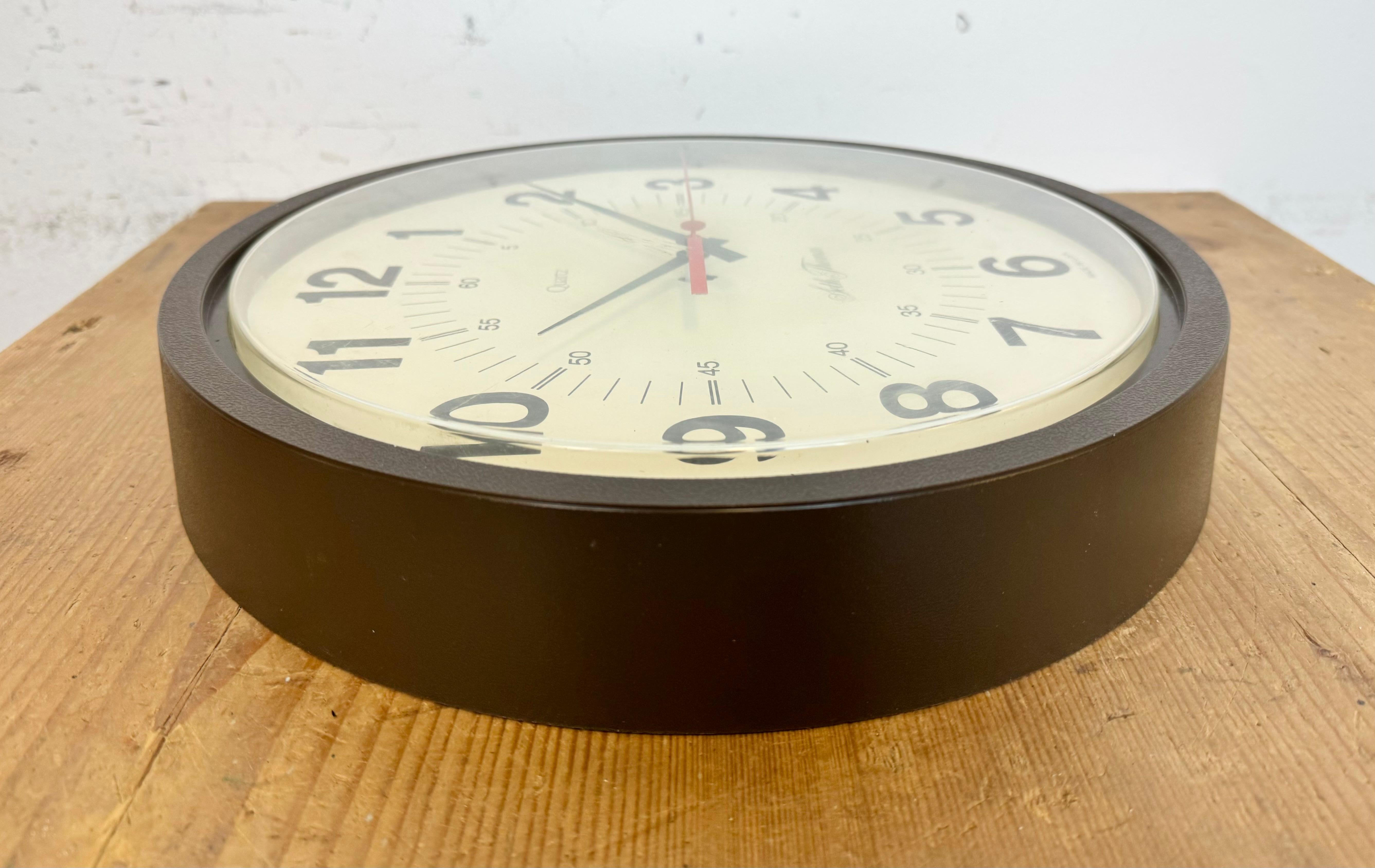 Vintage Brown Bakelite Wall Clock from Seth Thomas, 1980s For Sale 12