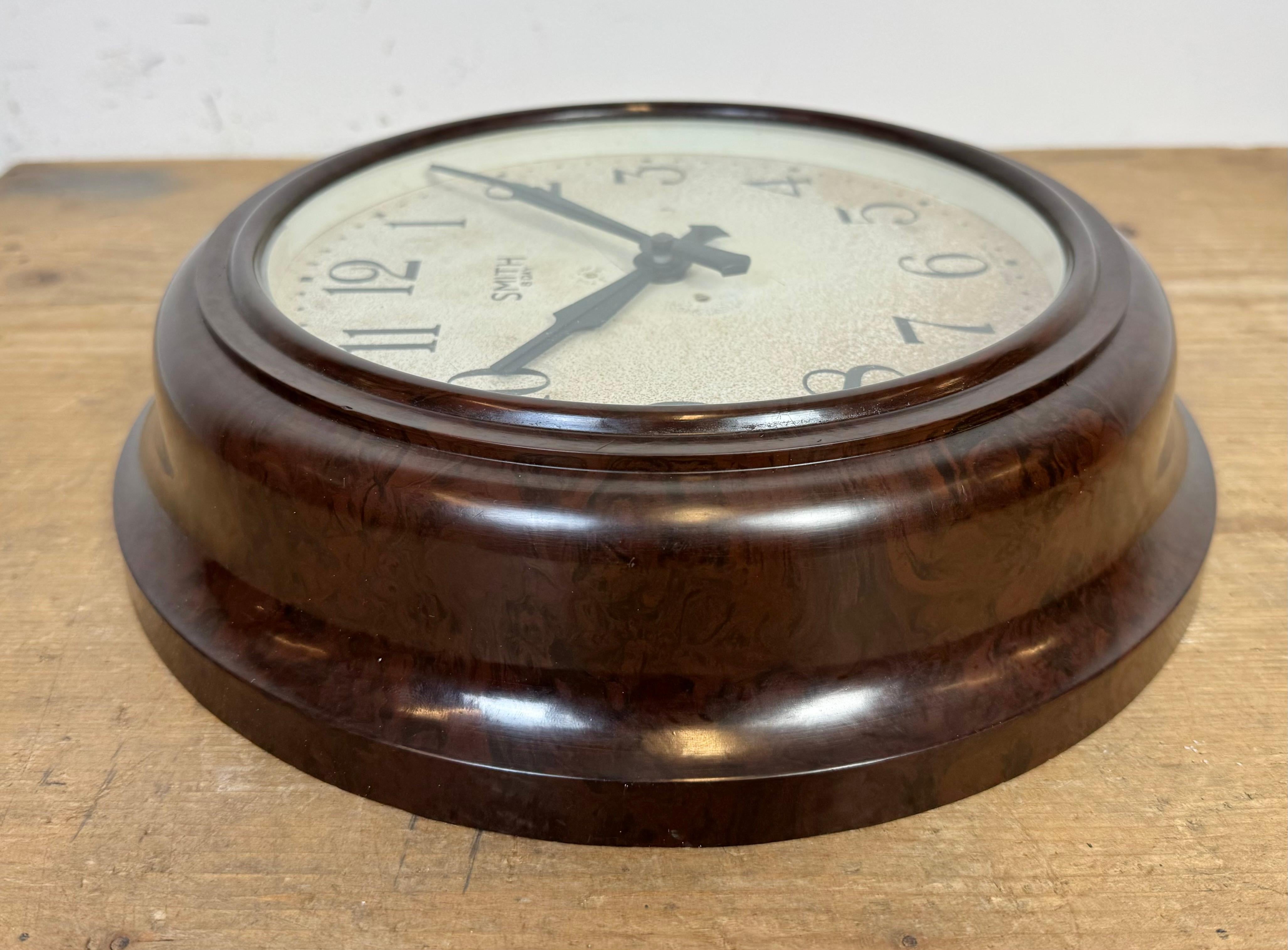 Horloge murale vintage en bakélite Brown de Smith, années 1950 en vente 3