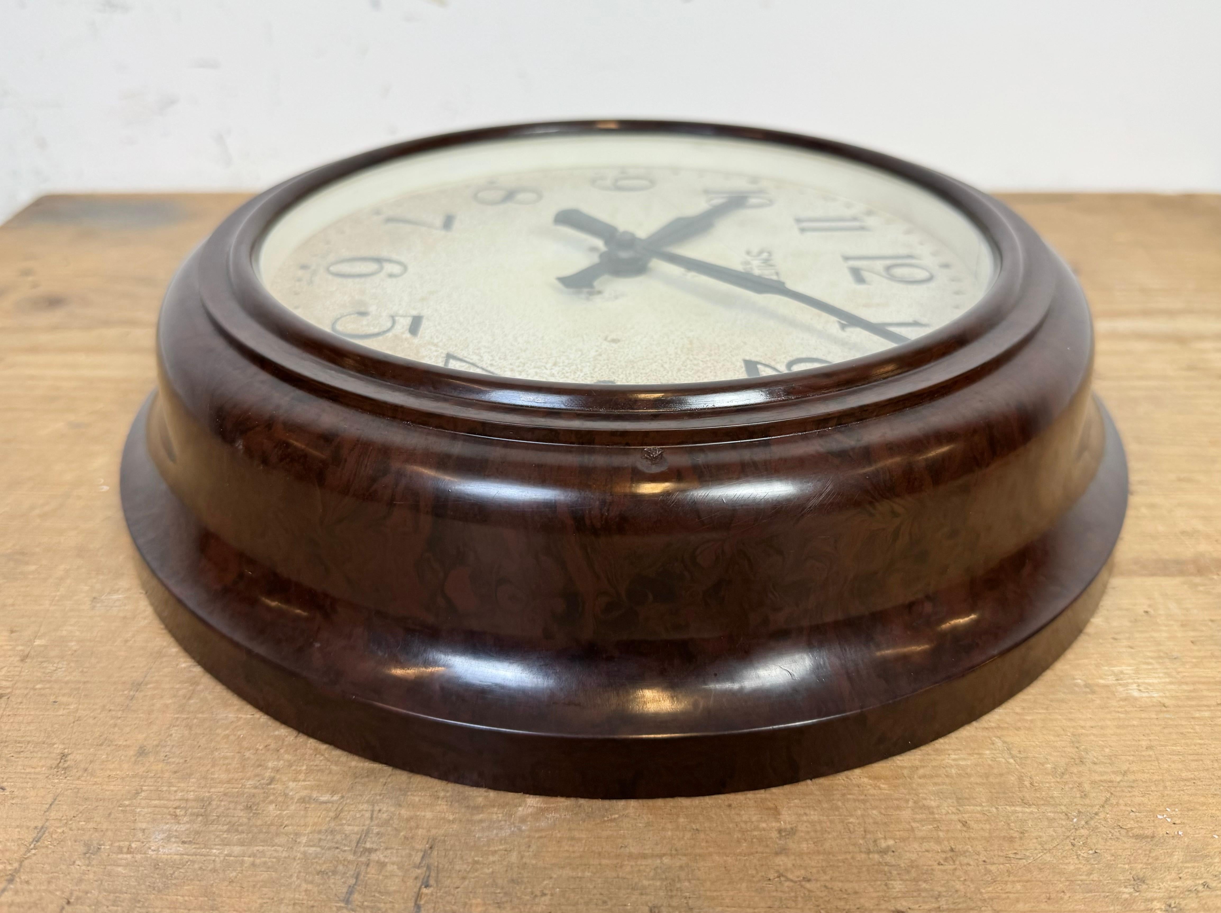Horloge murale vintage en bakélite Brown de Smith, années 1950 en vente 6