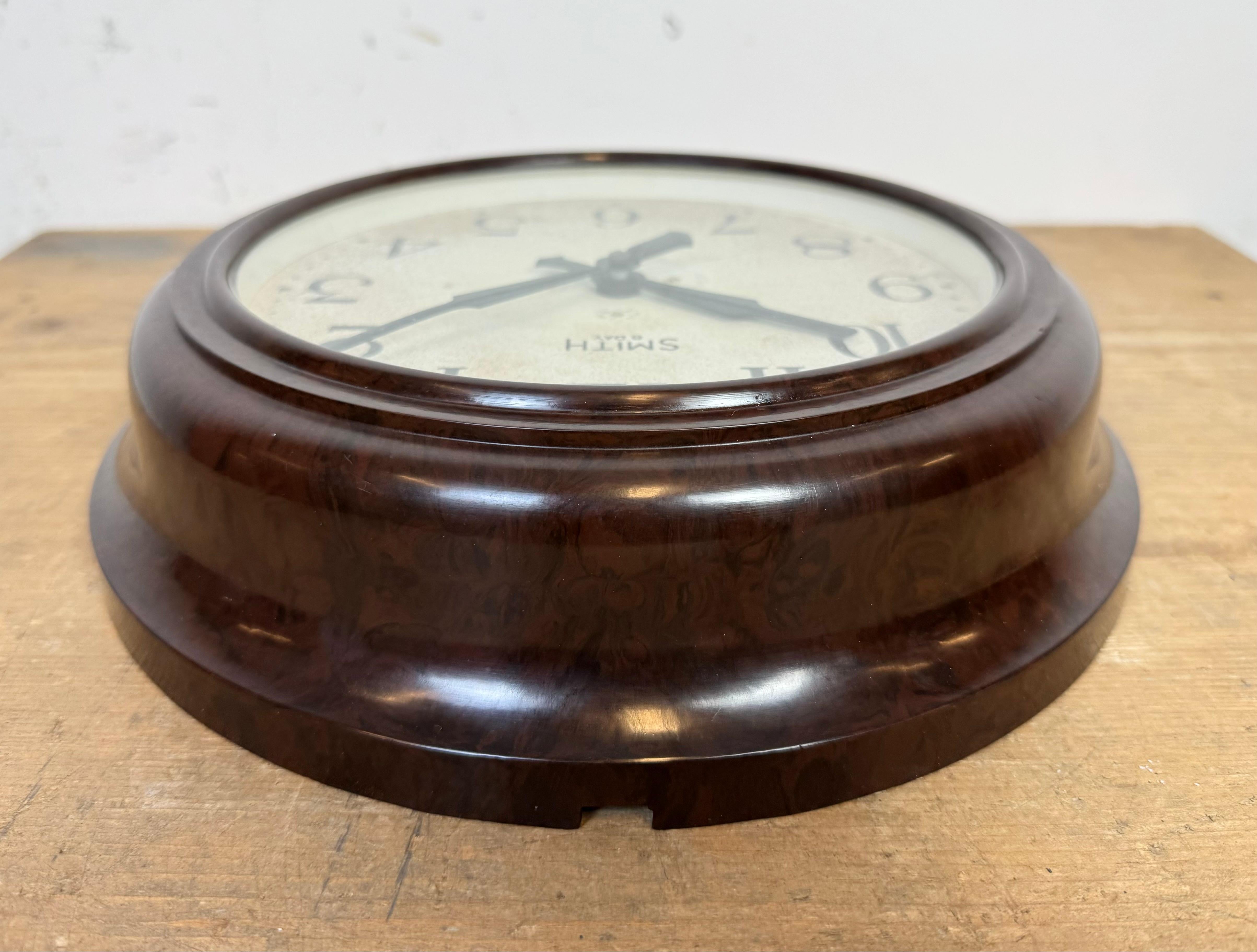 Horloge murale vintage en bakélite Brown de Smith, années 1950 en vente 7