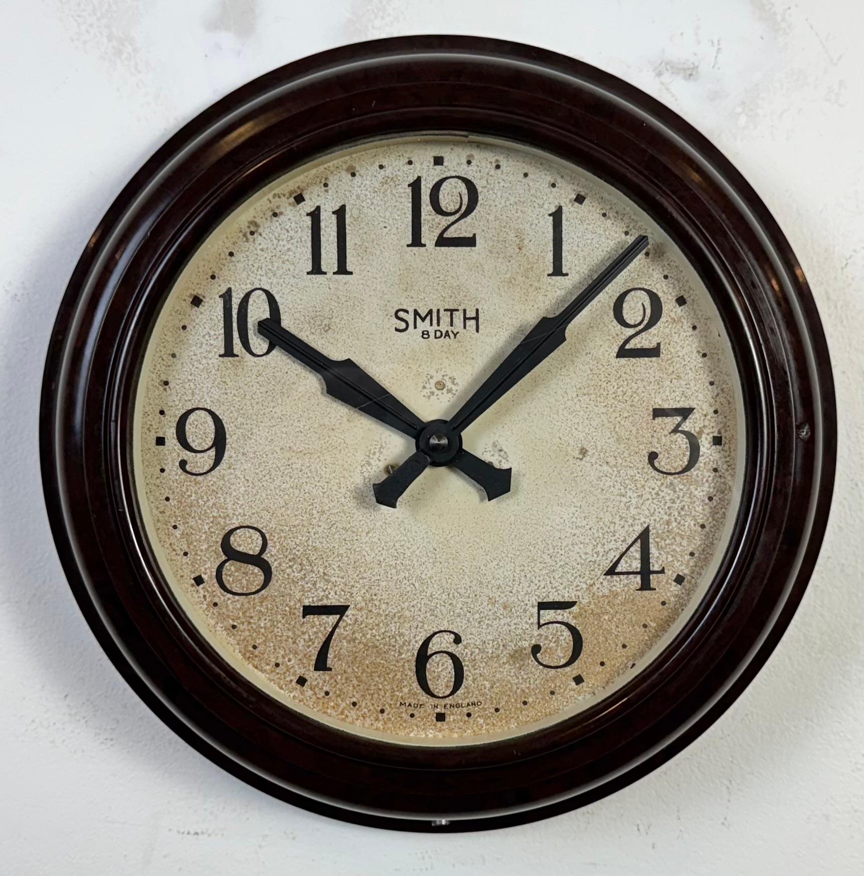 Industriel Horloge murale vintage en bakélite Brown de Smith, années 1950 en vente
